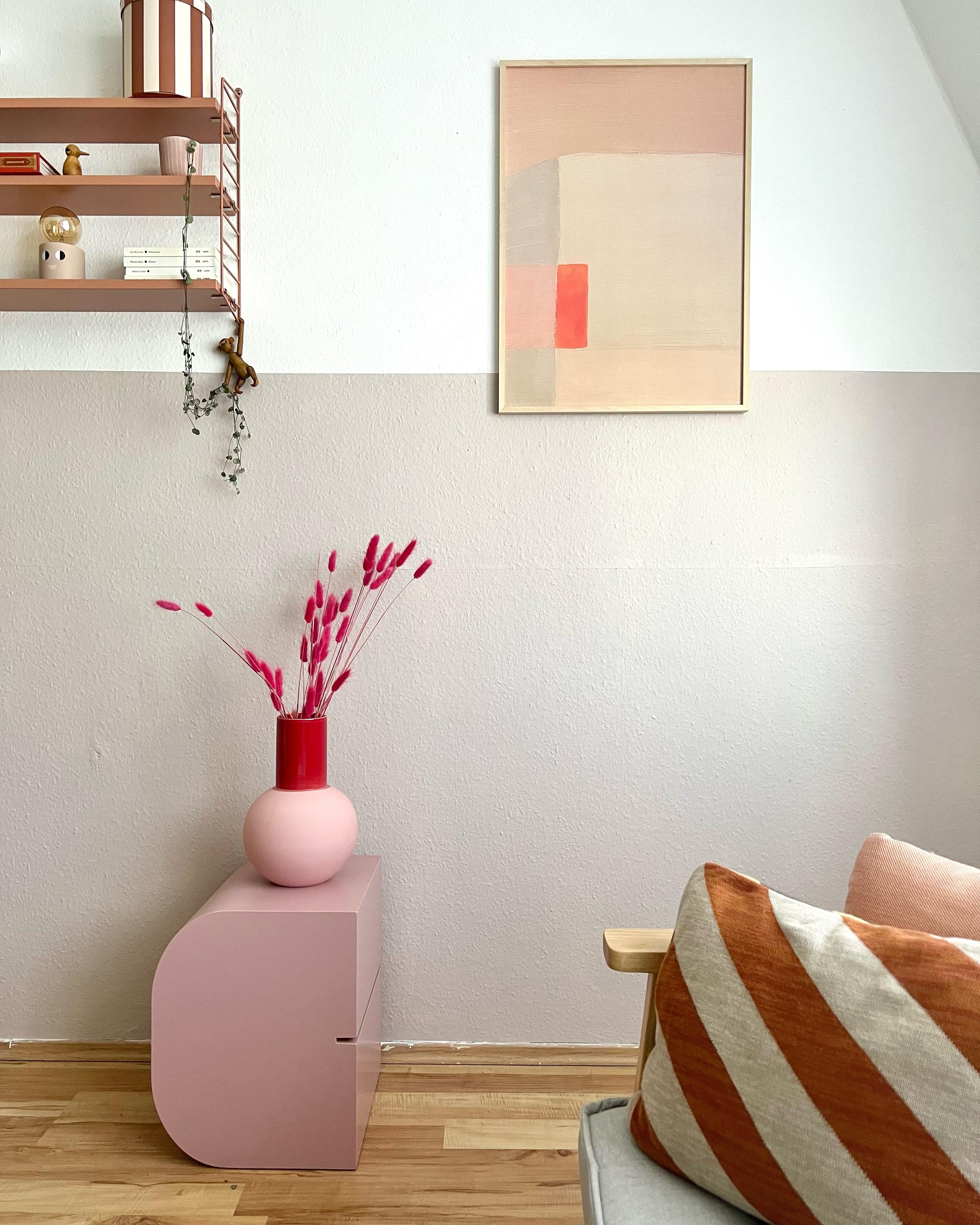 #couchliebt #interior #interiordesign #interiorinspo #kunst #contemporary #art #buchstabenhocker #stringregal #pink