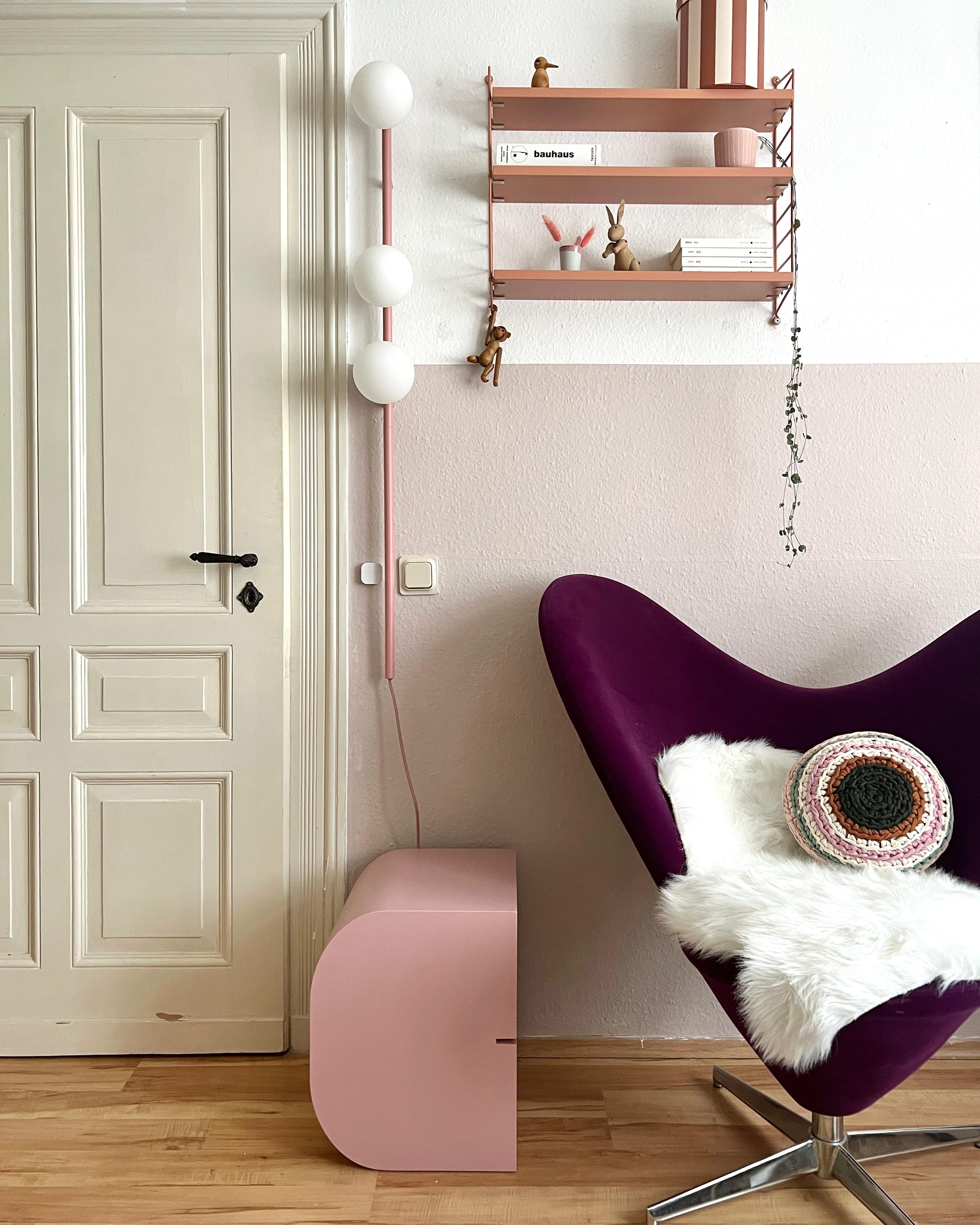#couchliebt #interior #interiordesign #interiorinspo #stringregal #rosa #buchstabenhocker #wandlampe #lila #frühling