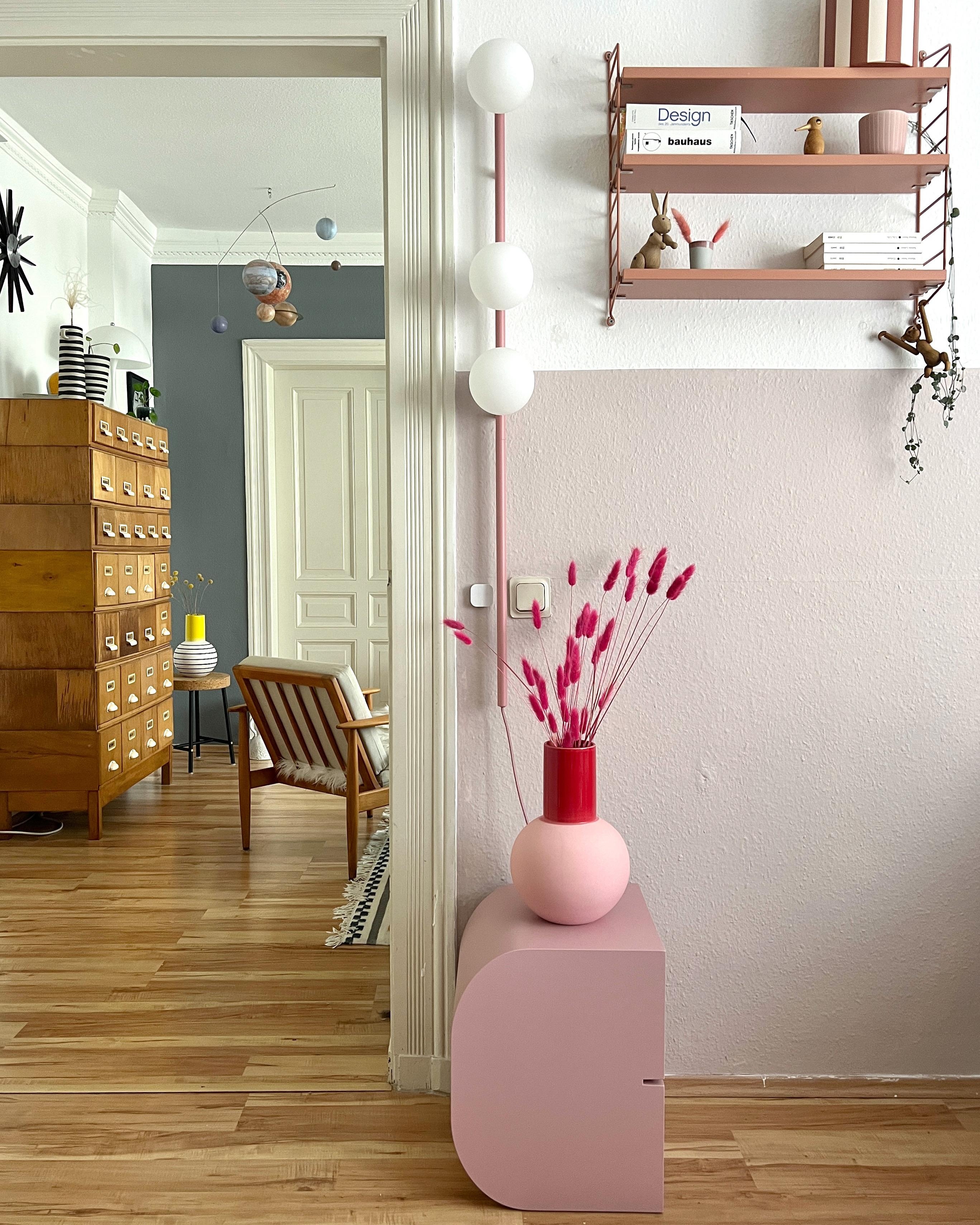 #couchliebt #interior #interiordesign #interiorinspo #stringregal #rosa #buchstabenhocker #wandlampe #lila  