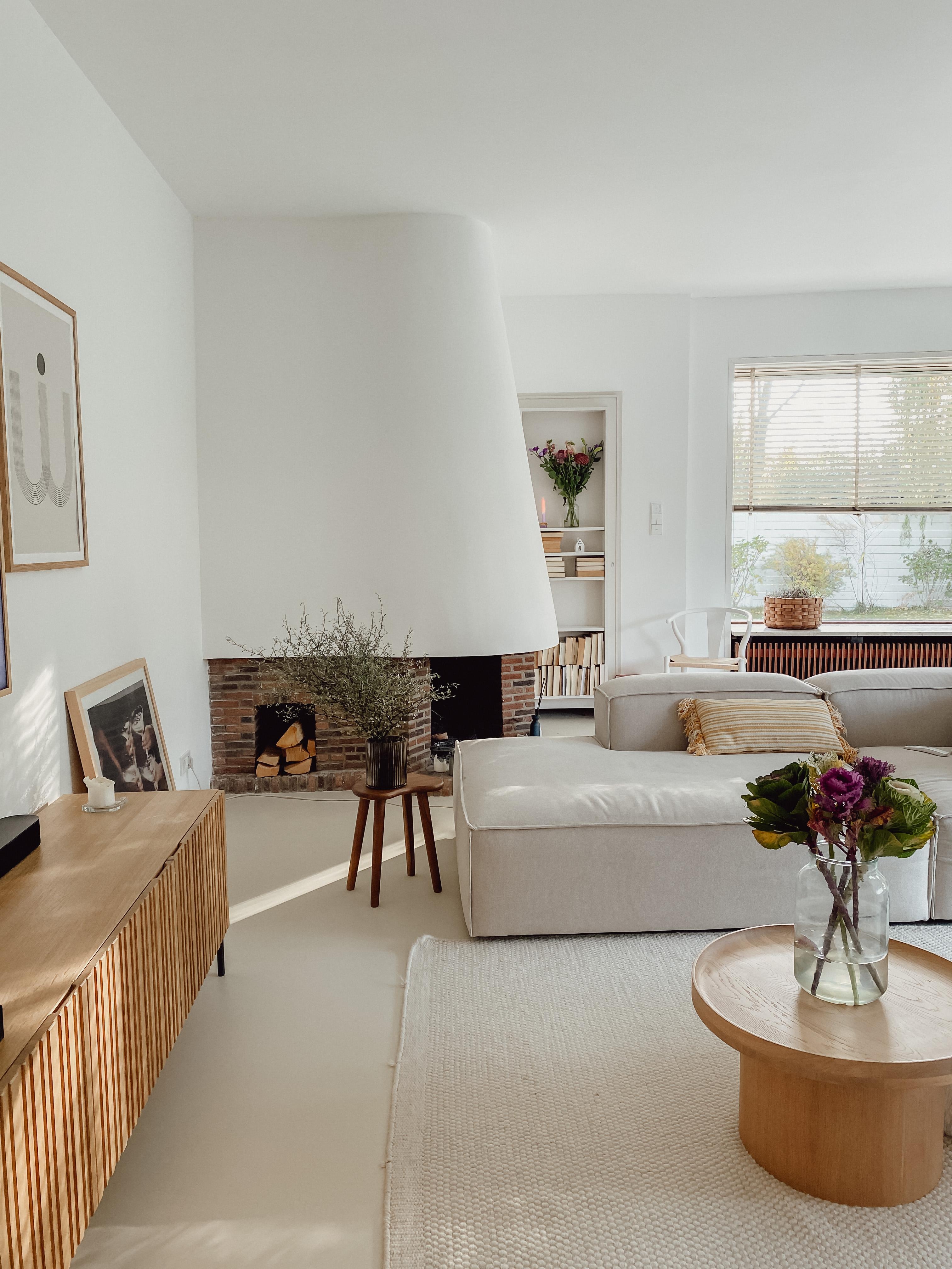 #couchliebt #wohnzimmer #beige #skandi #interior #couch #kamin #whiteliving #interiordesign #recamiere 