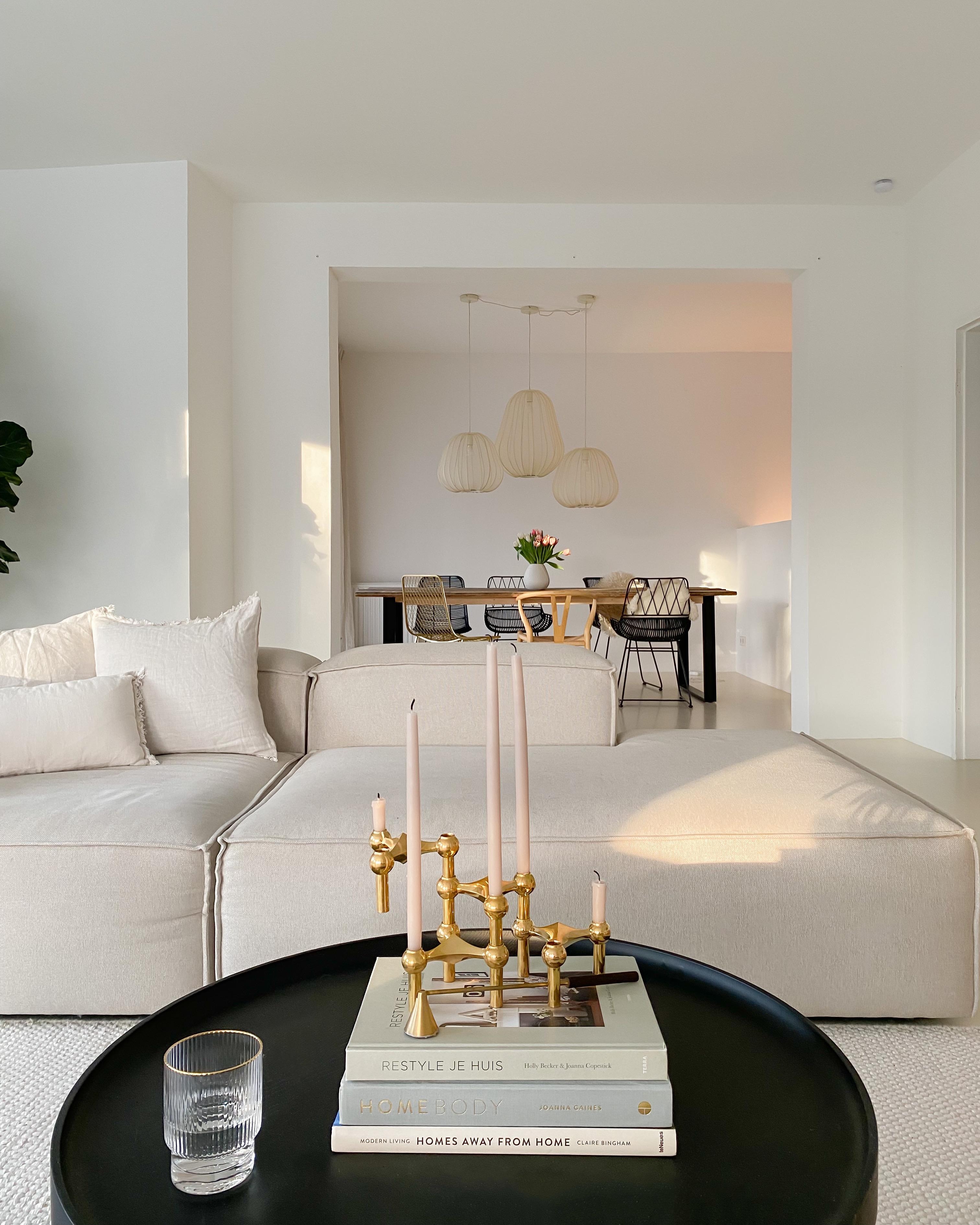 #couchstyle #lennon #wohnzimmer #whiteliving #stoffnagel #kerzenständer #interior #design #couch 