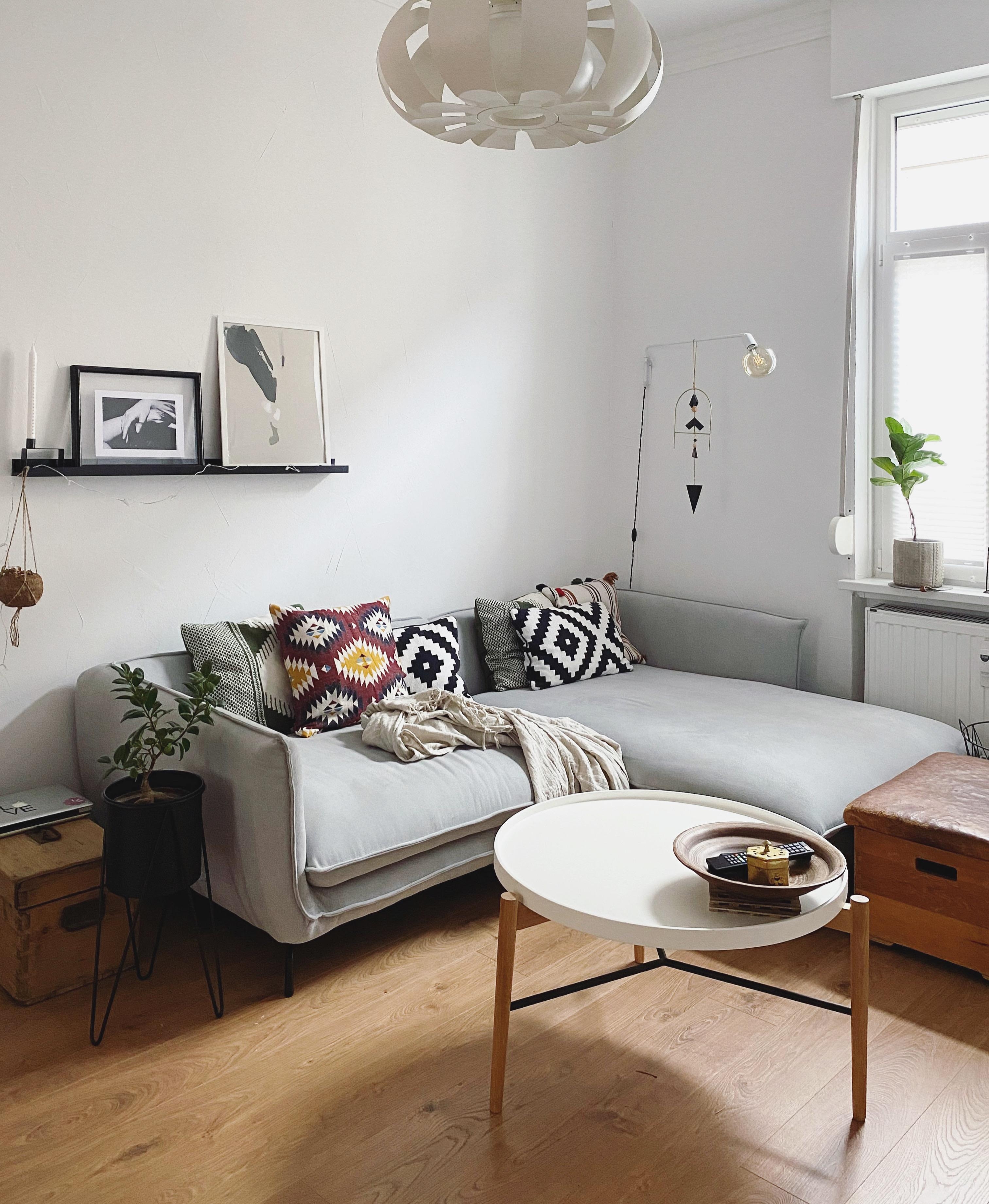 #couchstyle #neuhier #livingroom #wohnzimmer #couch #sofa #couchtisch #vintage #Altbau #bilderleiste #cozy 