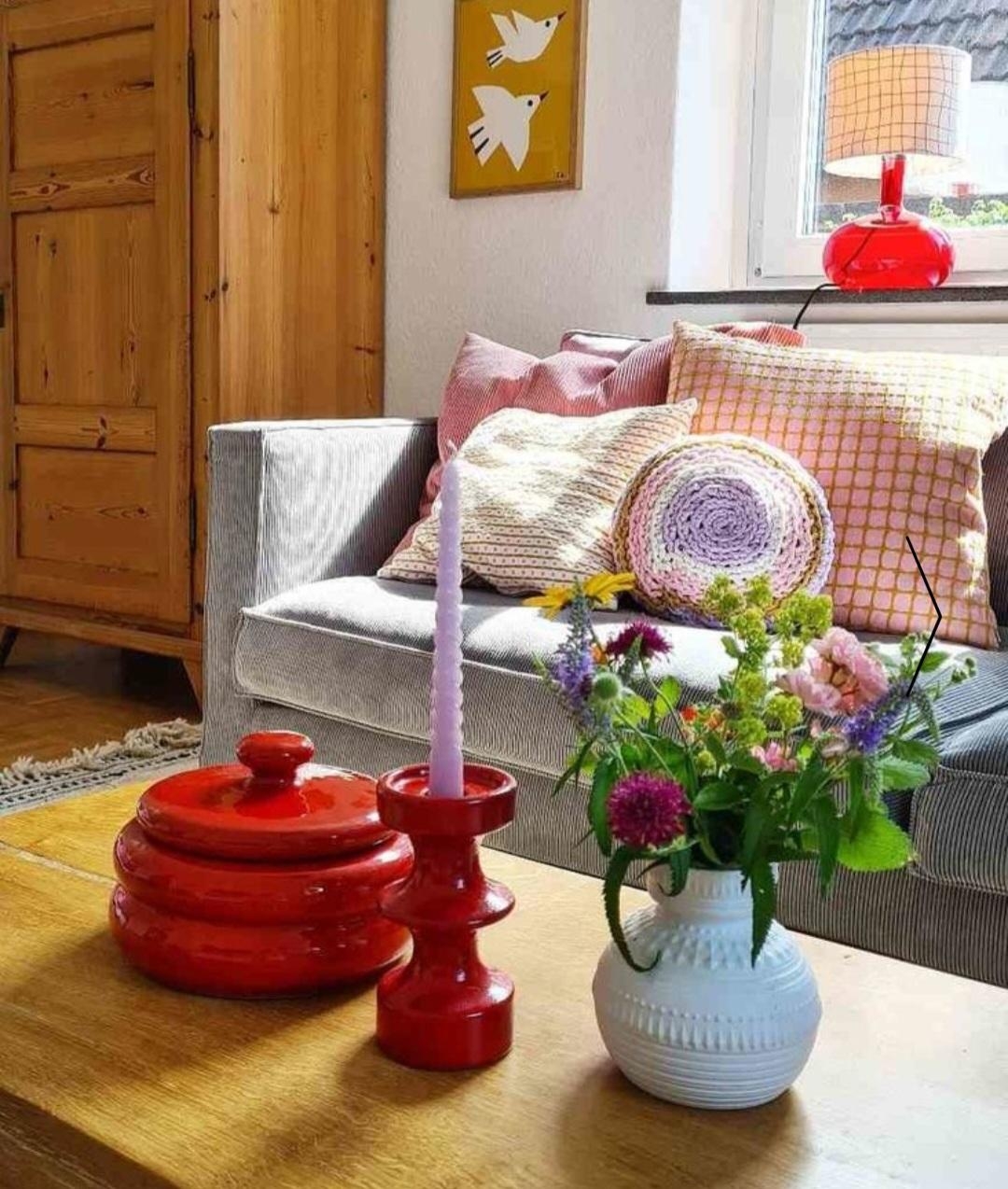 #couchstyle #Wohnzimmer #farbenfroh #vintage #diy #midcentury #cordsofa #Blumenstrauß #Kissen #sommer