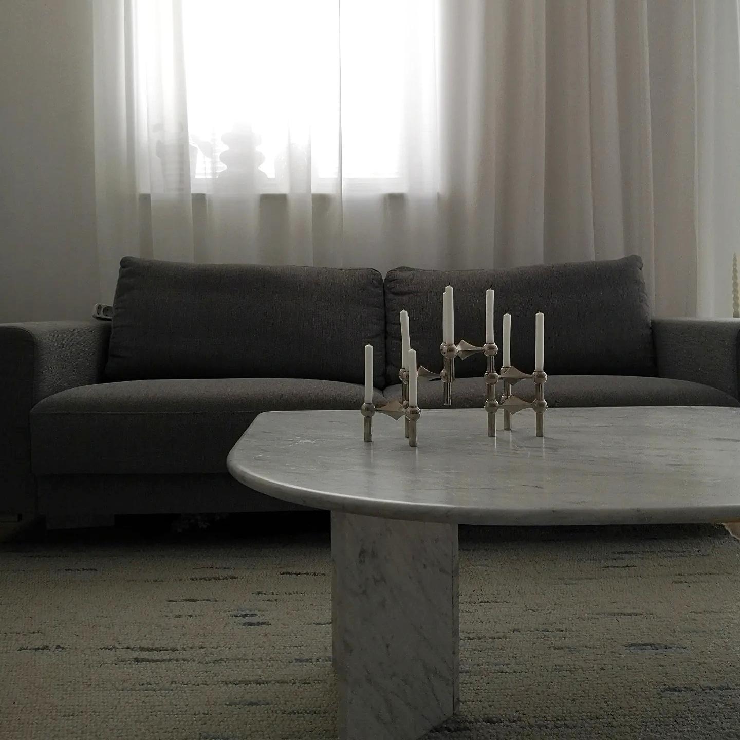 #couchtisch #livingroom #wohnzimmer #hygge #marmor #vintage #kerzenhalter #stoffnagel 
