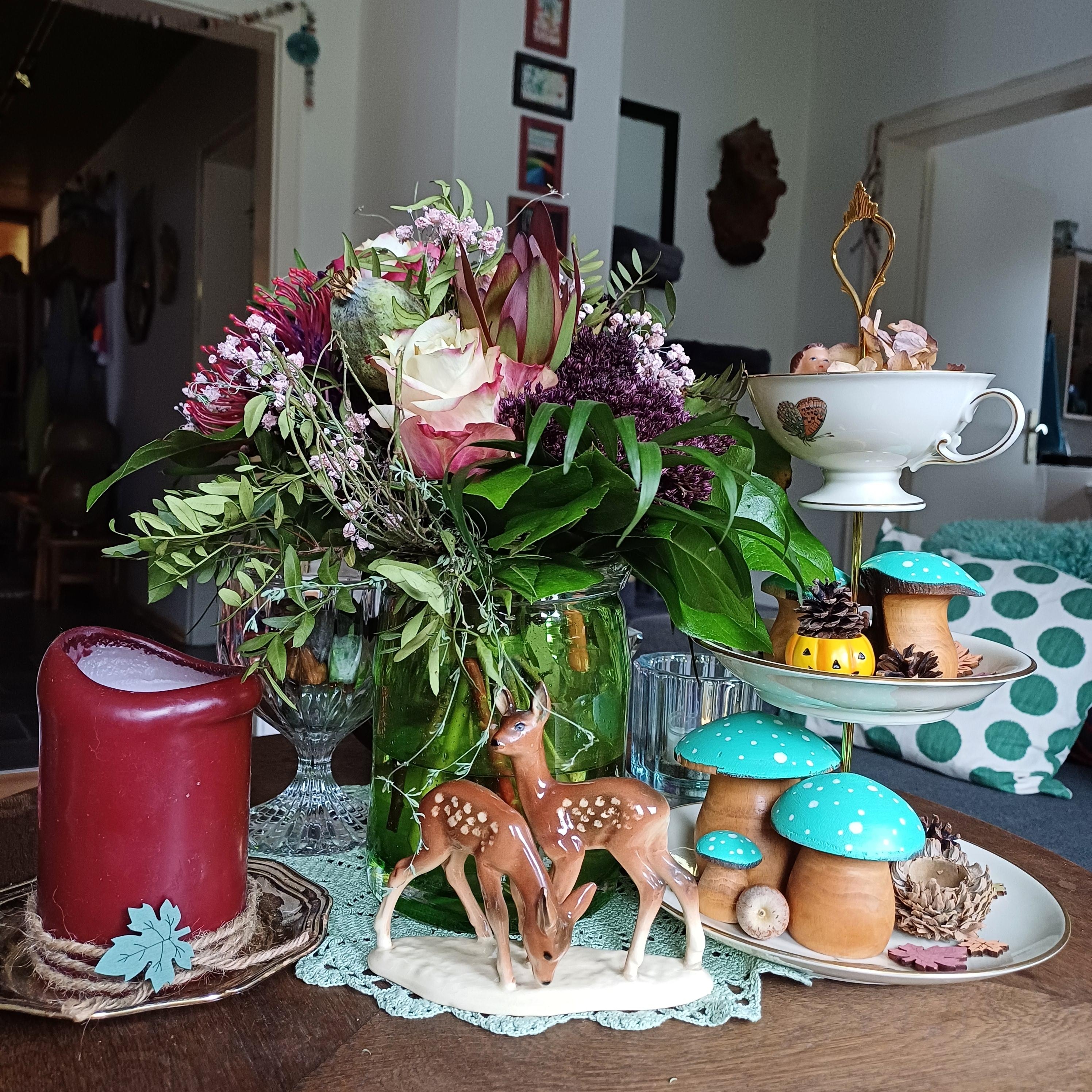 #Couchtisch mit #Blumen #Deko #Etagere #Fliegenpilze #Kerze #Rehe #Bambi #vintage 