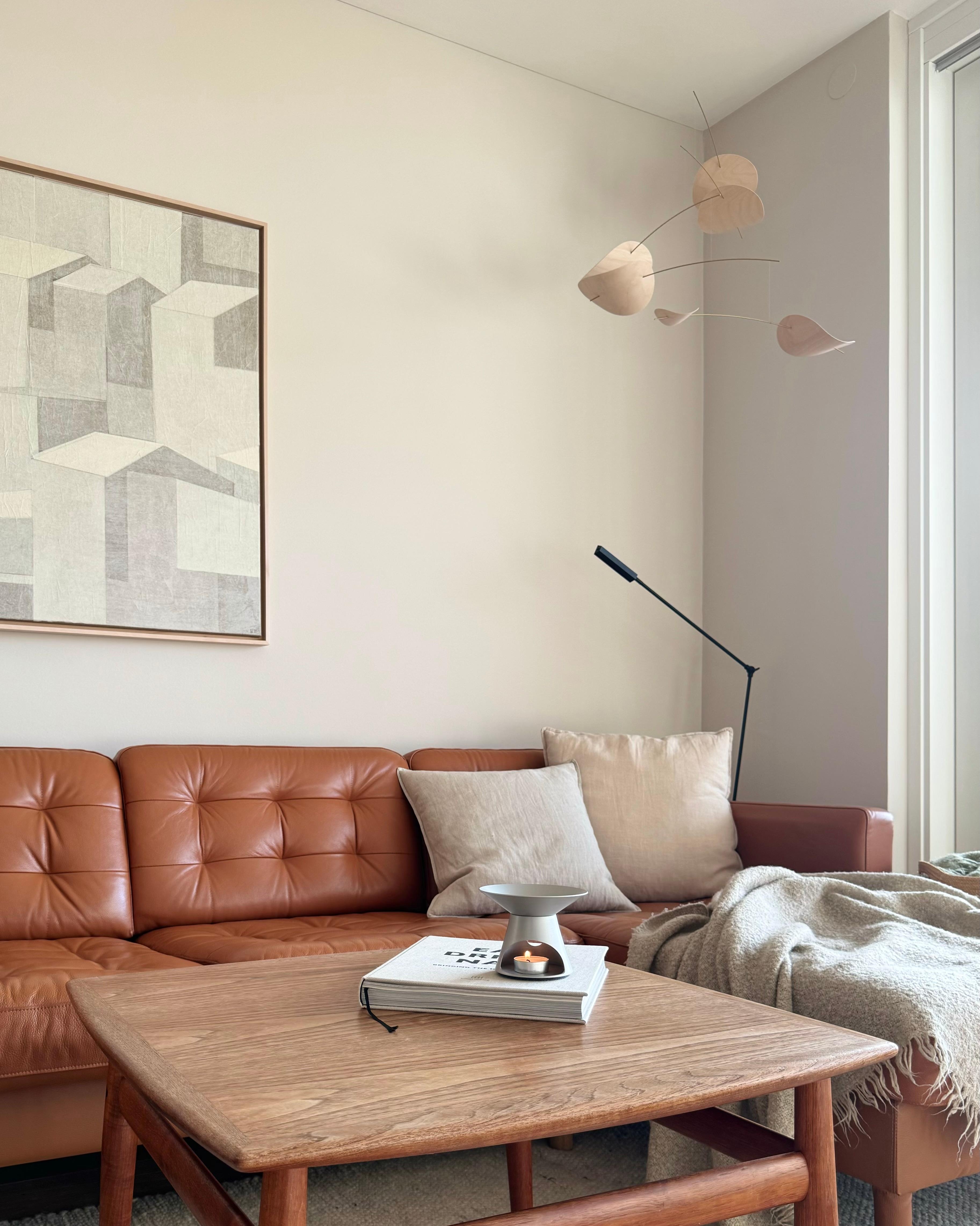 Cozy ✨ Startet gut in die neue Woche 🌸
#wohnzimmer #couch #sofa #mobile #öllampe #kerze #hygge #relax