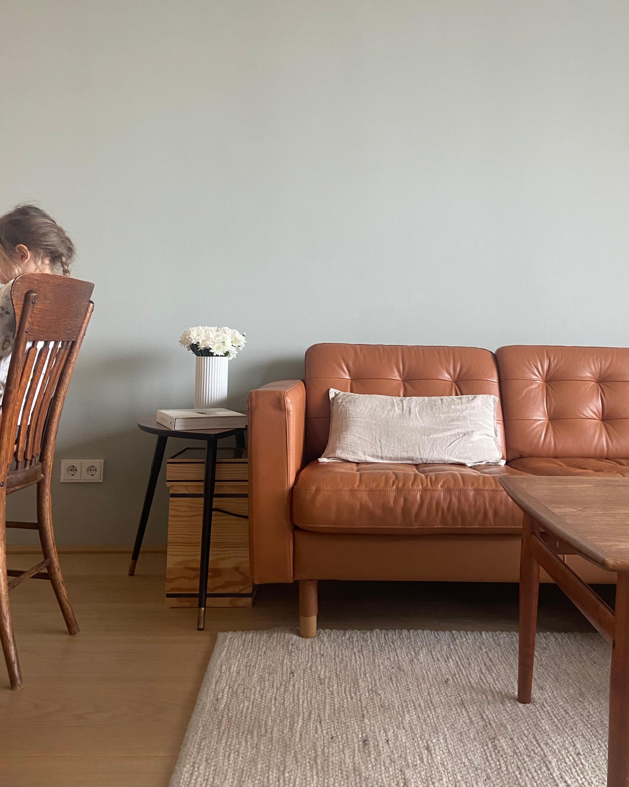 Cozy 🍪☕

#wohnzimmer #couch #sofa #leder #beige #midcentury #vintage #vase #blumen