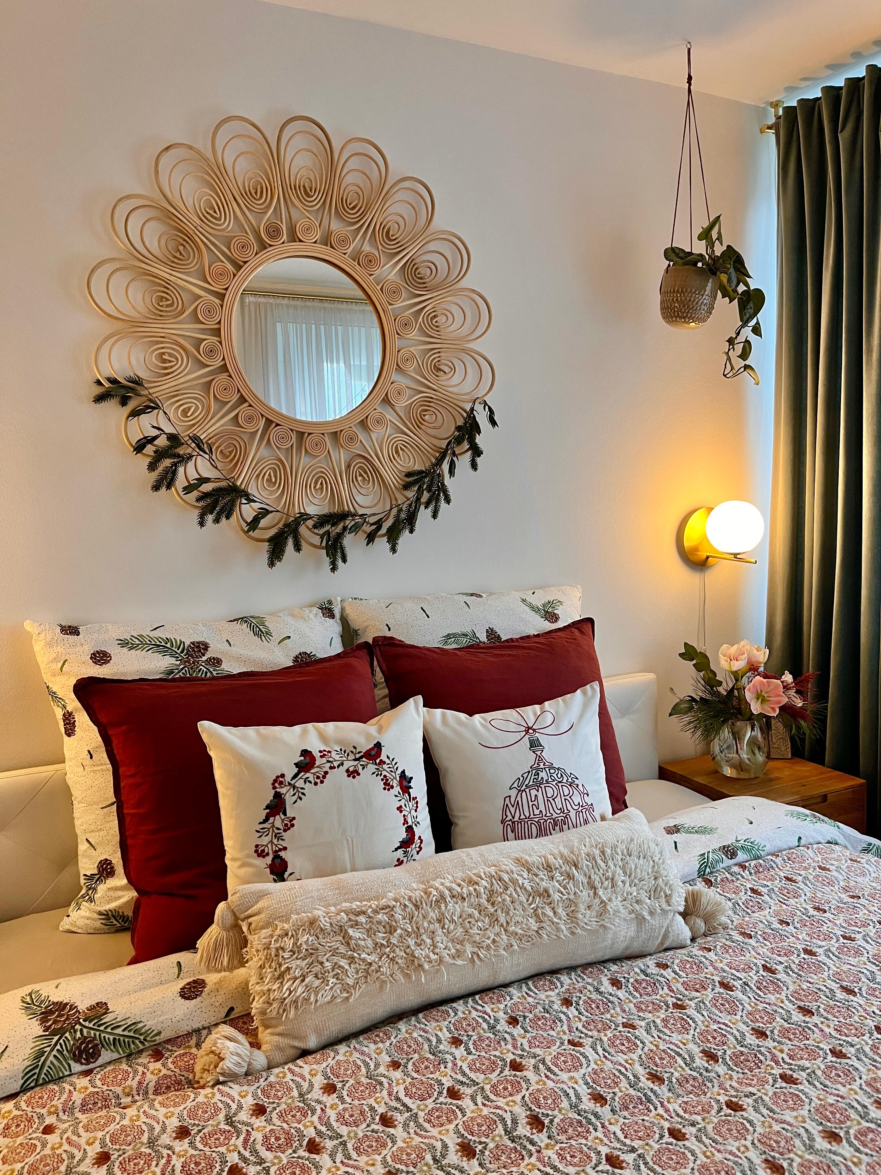 Cozy Bedroom ❤️ #schlafzimmer #weihnachtsdeko #rattan #tagesdecke #weihnachtsdeko #kuschelzone 