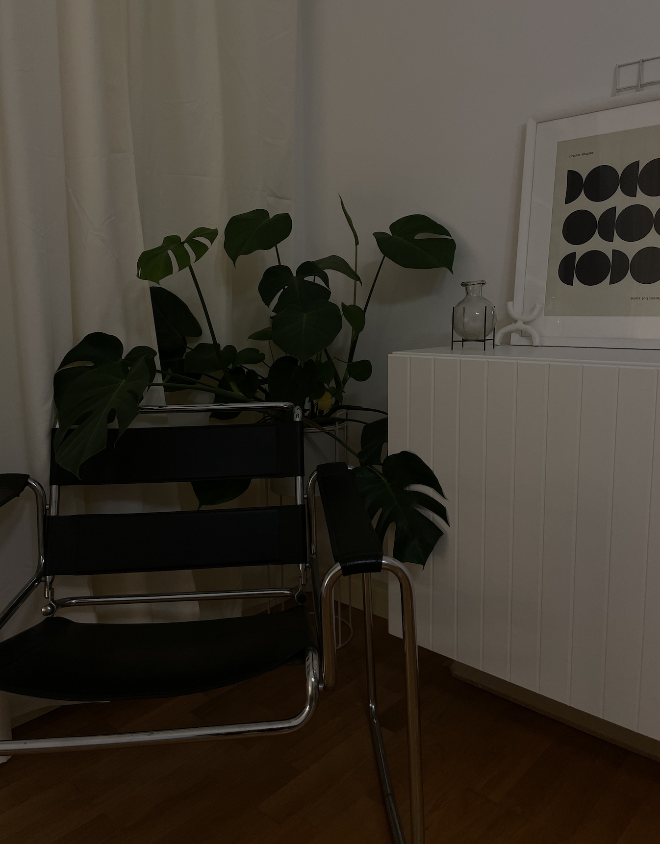 cozy corner 🌿
#bauhaus #stil #chair #love #plants #monstera #black #white #ikea 