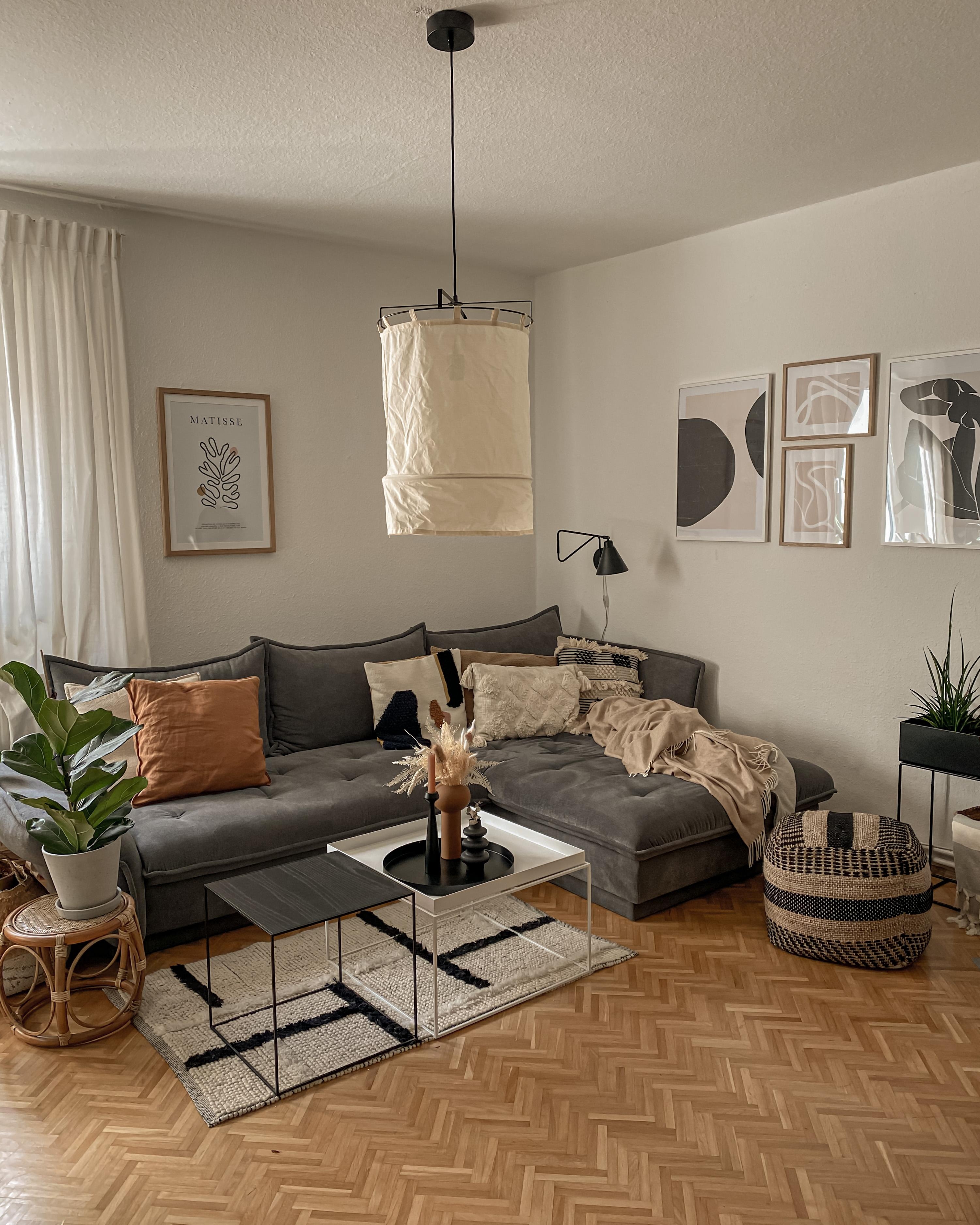 COZY COUCH VIBES✨☺️
#couch #wohnzimmer #livingroom #bilderwand #cozyhome #altbau #skandi
