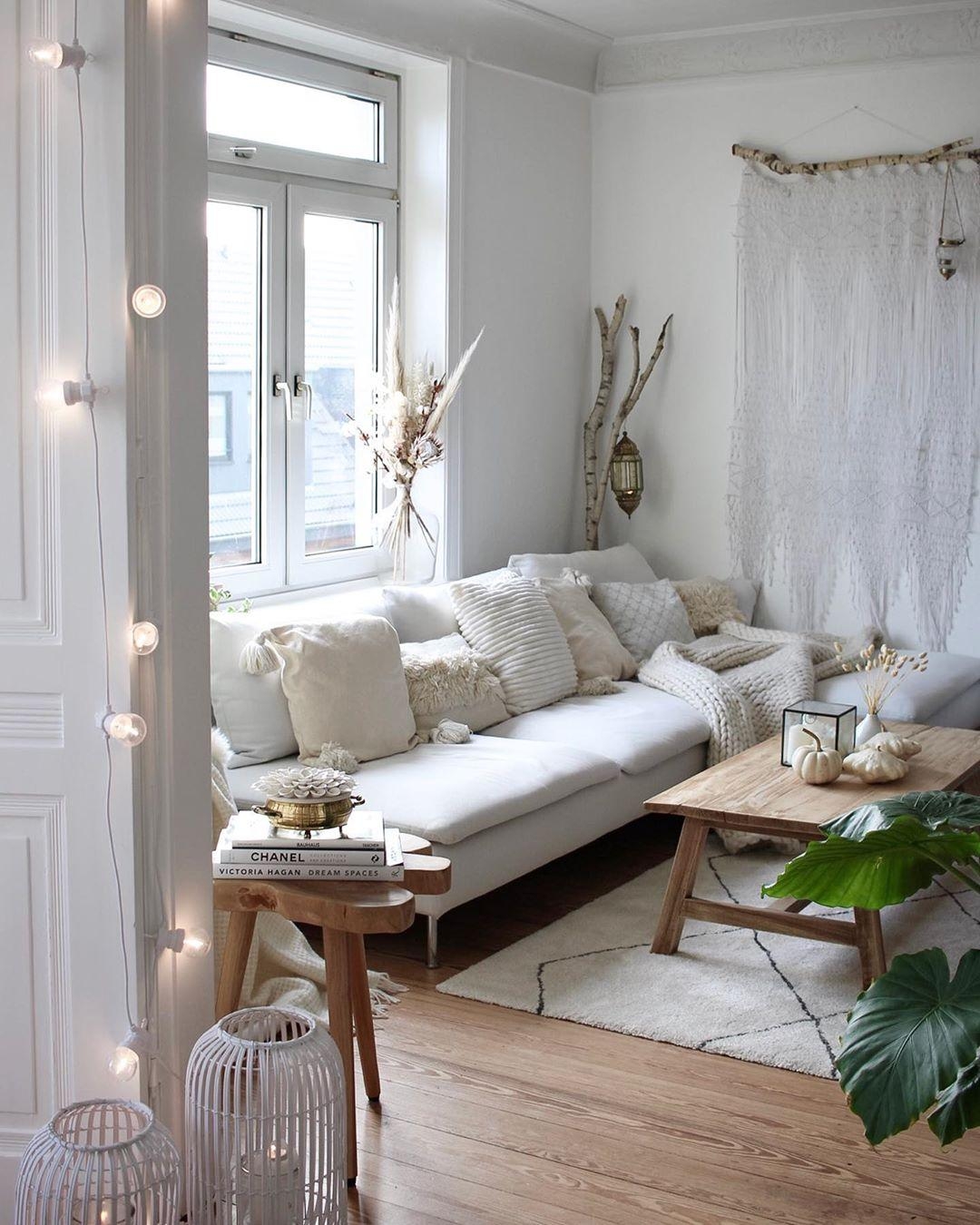 #Cozy #mood im #Wohnzimmer✨

#wohnzimmergestaltung #wohnen #home #ikea #weiss #couchtisch #couch #sofa #licht #kissen 