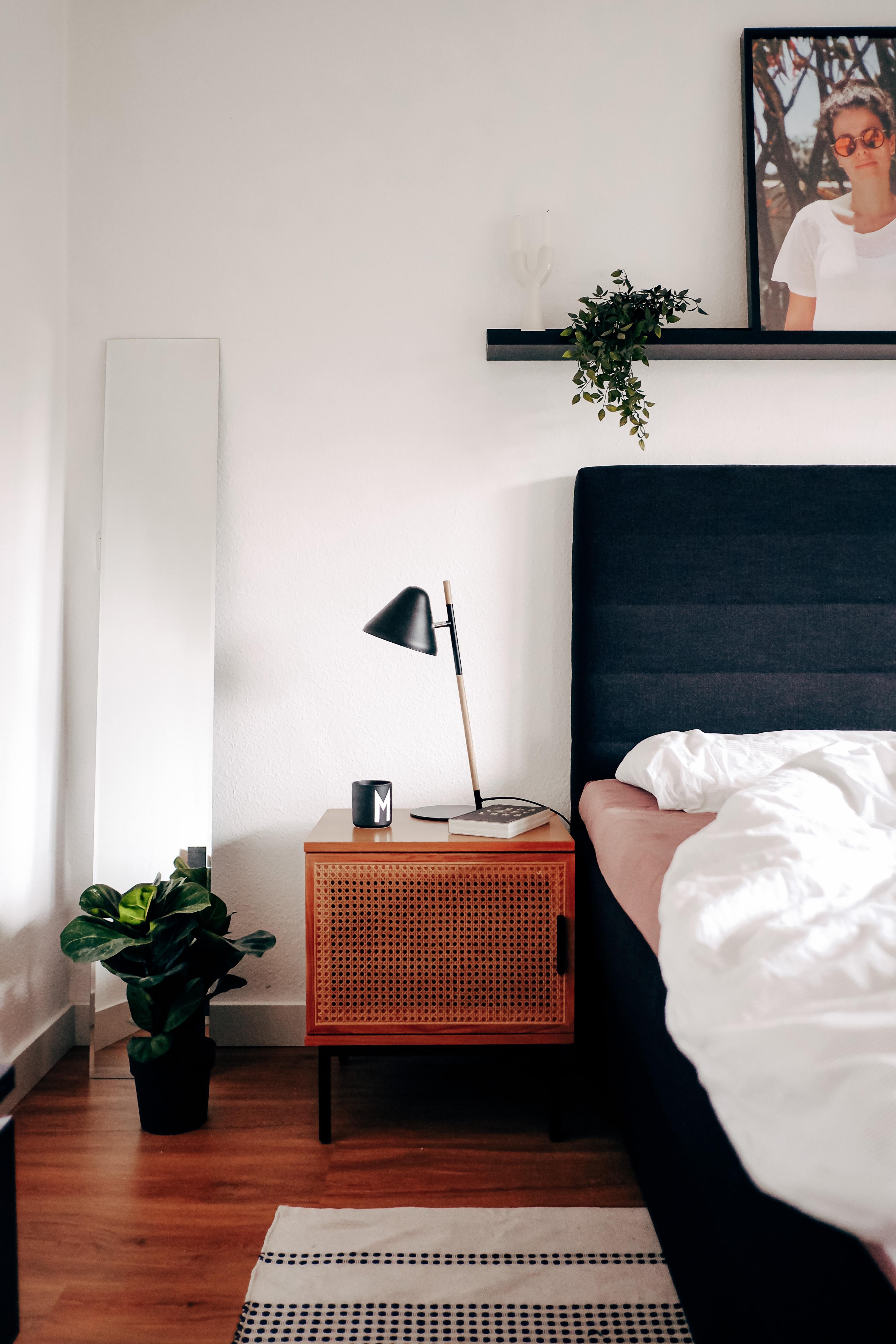 Cozy mornings. #bedroomdesign #bedroom #couchdesign #nachttisch #cozymorning #coffeeinbed #coffeelover #interordesign