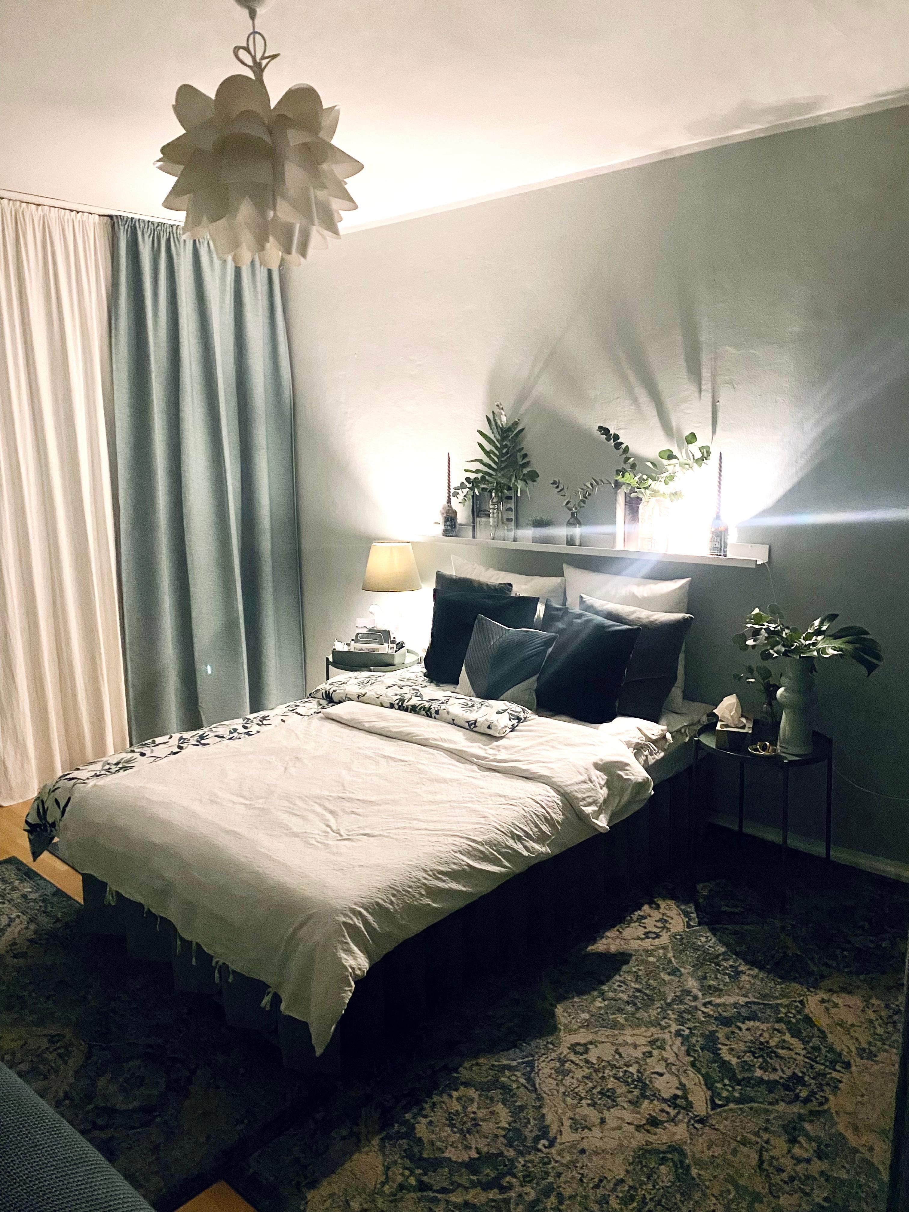 Cozy Saturday nights ✨ 
#bedroom #roomiabox #greengreengreen #sustainablesleeping #plantlover