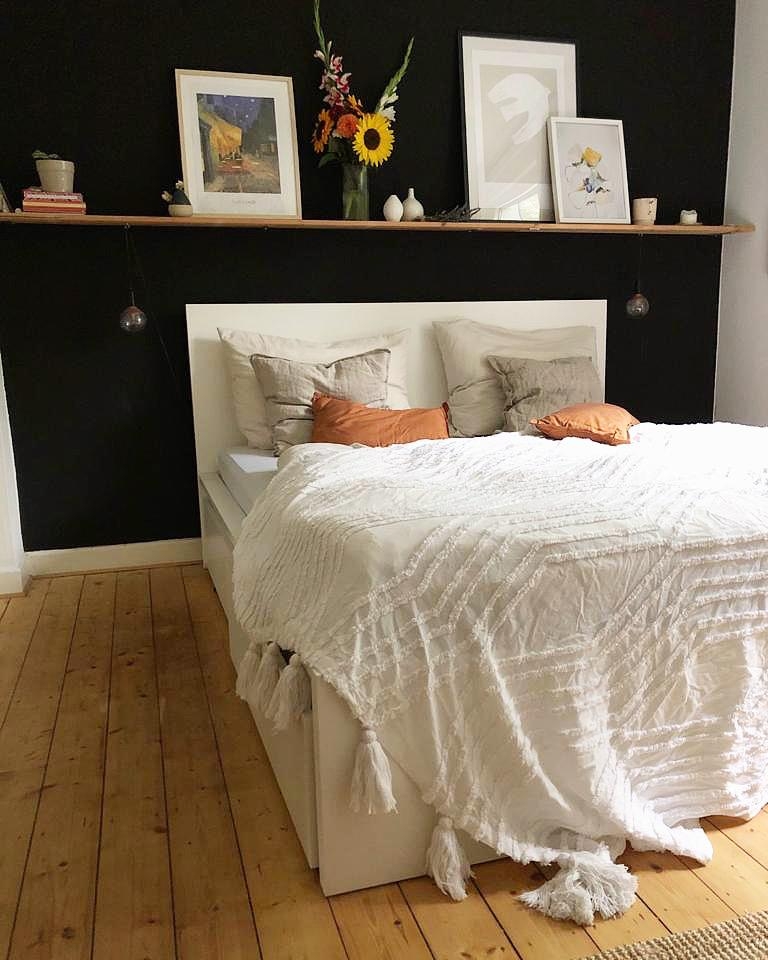 Cozy. #schlafzimmer #bedroom #cozy #scandi #scandinavian #gallerywall #blackwall