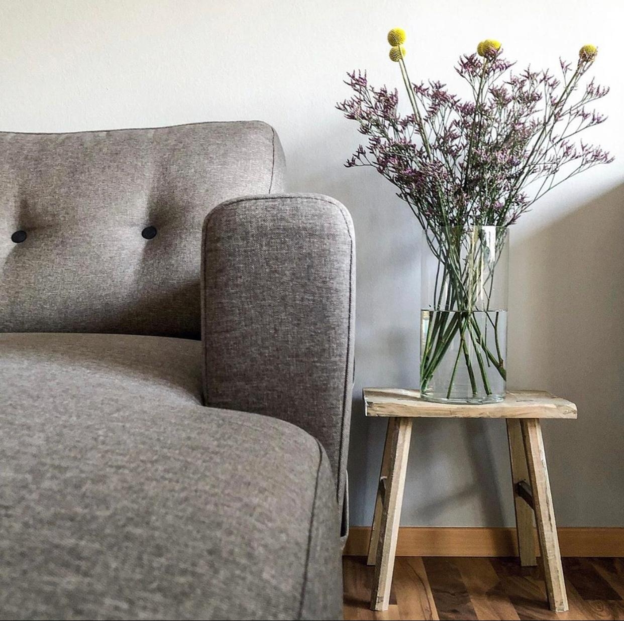 #cozy #sofa #blumen #freshflowers #trommelstöckchen #interior #wohnzimmer #skandi