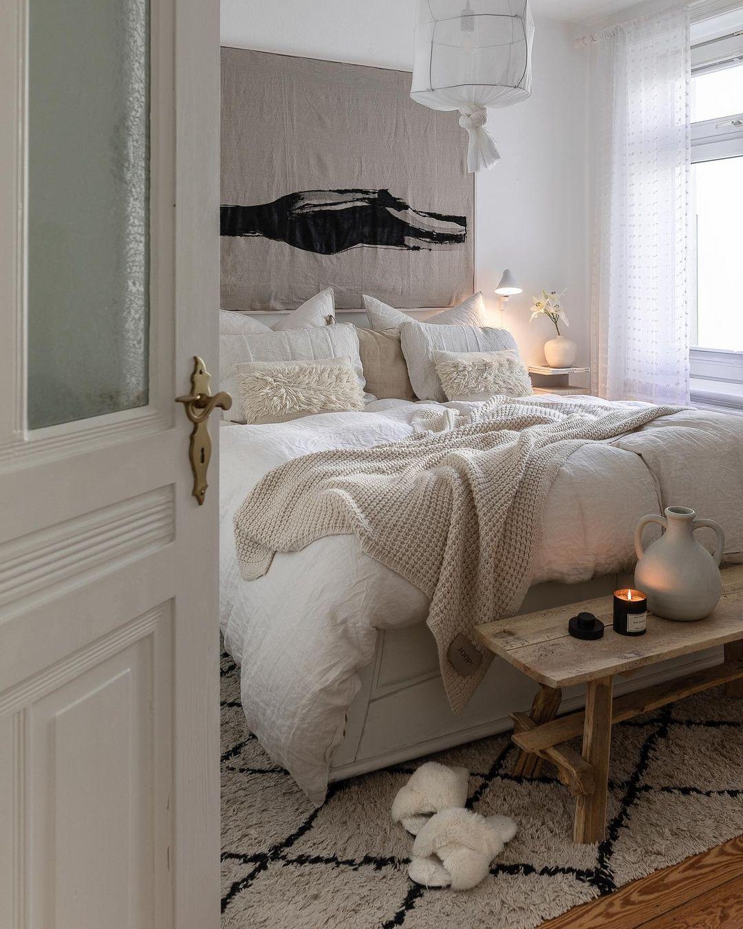 #cozy Sonntagsgrüße aus unserem #Schlafzimmer🤍✨

#wandbild #leuchte #lampe #couchstyle #bedroom #gemütlich #bett #hygge