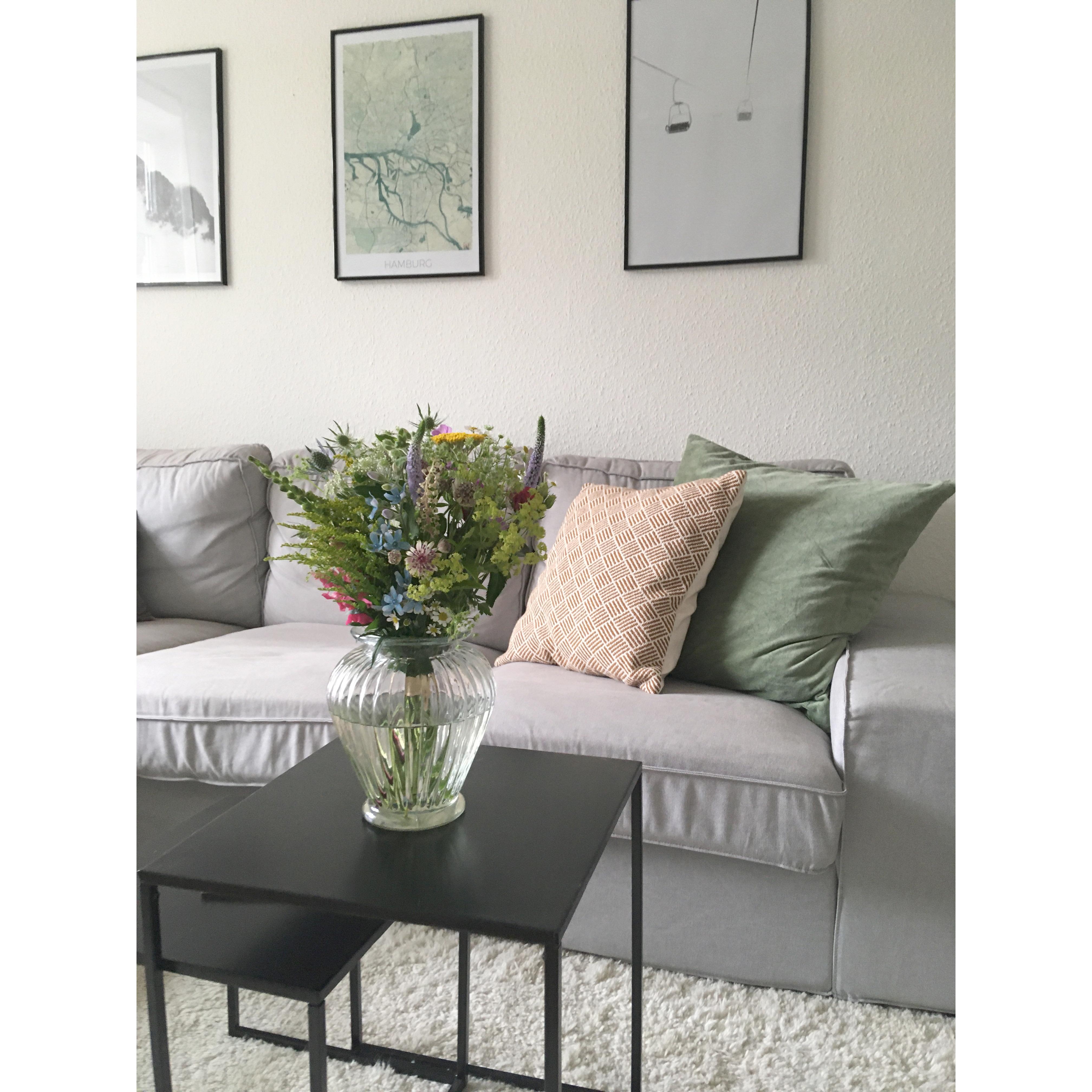 Cozy time #livingroom #flowers 