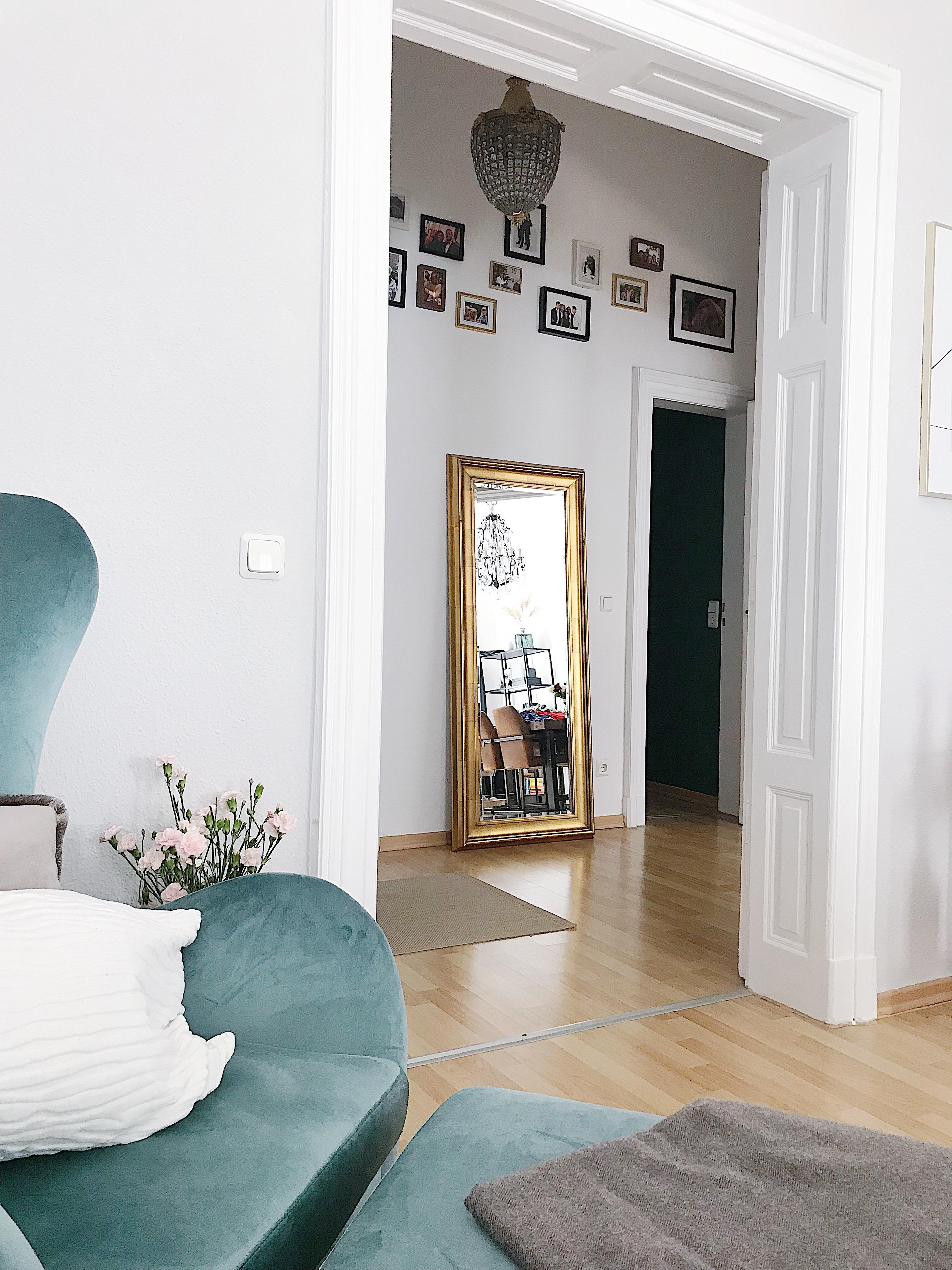 cozy times ahead. #livingroom #sessel #leseecke #flur #samt