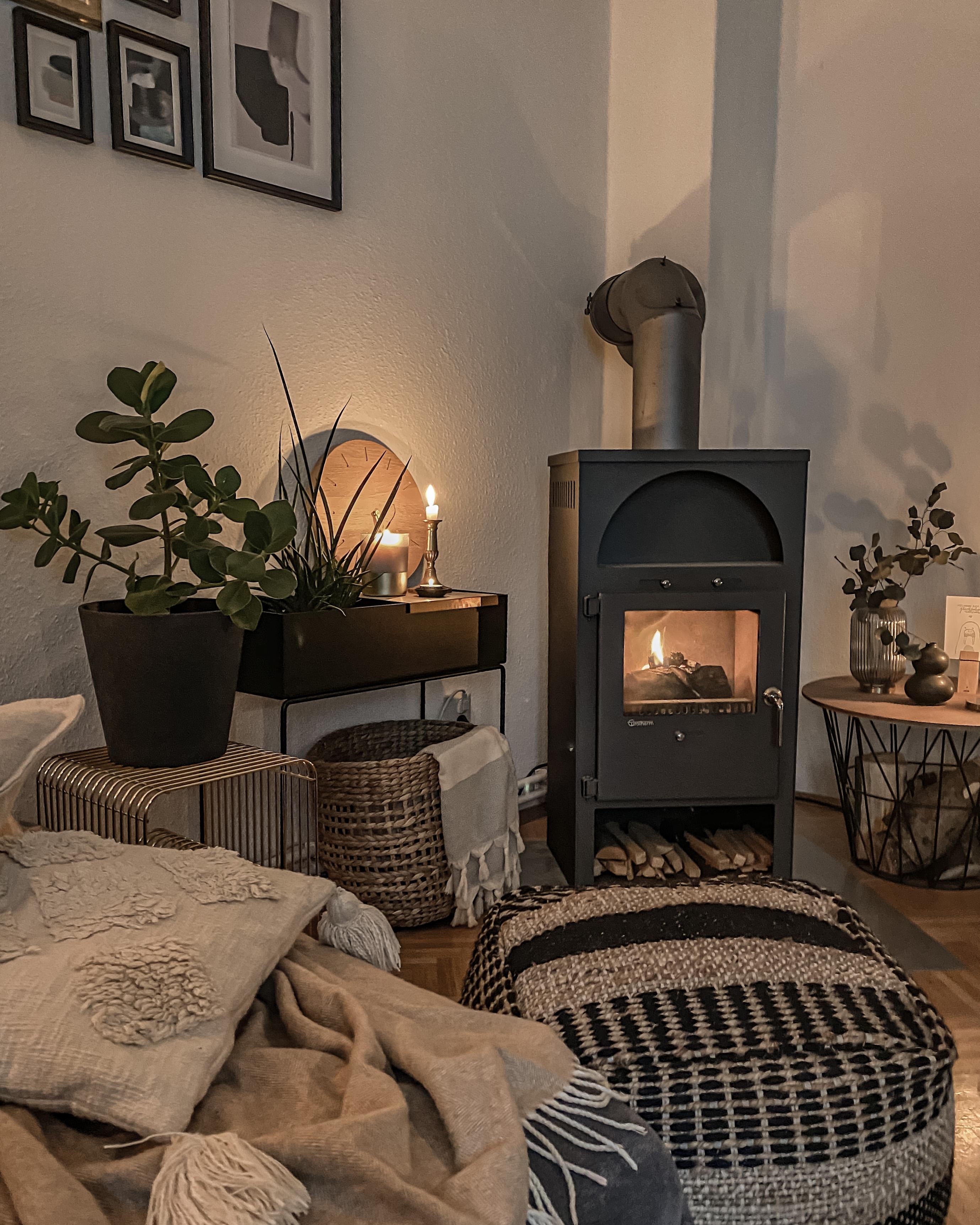 Cozy vibes✨ #kamin #fireplace #kerzen #autumnvibes #livingroom #wohnzimmerideen #kissen #wolldecke #korb #plantbox