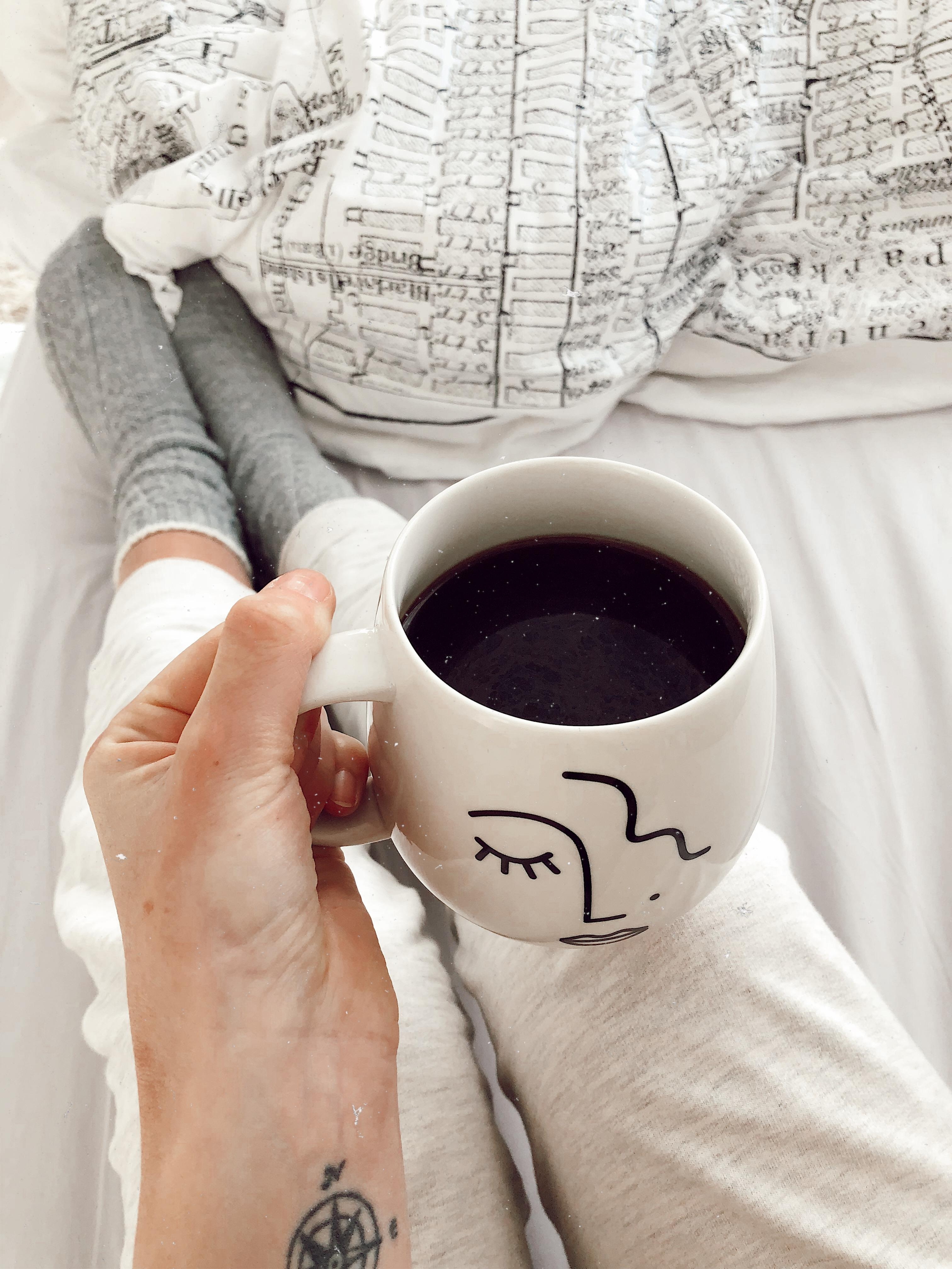 Cozy Weekend in bed! Ich vermisse warme Sommertage, wer noch? #tagträumer #cozy #kaffee #wochenende #frühstückimbett