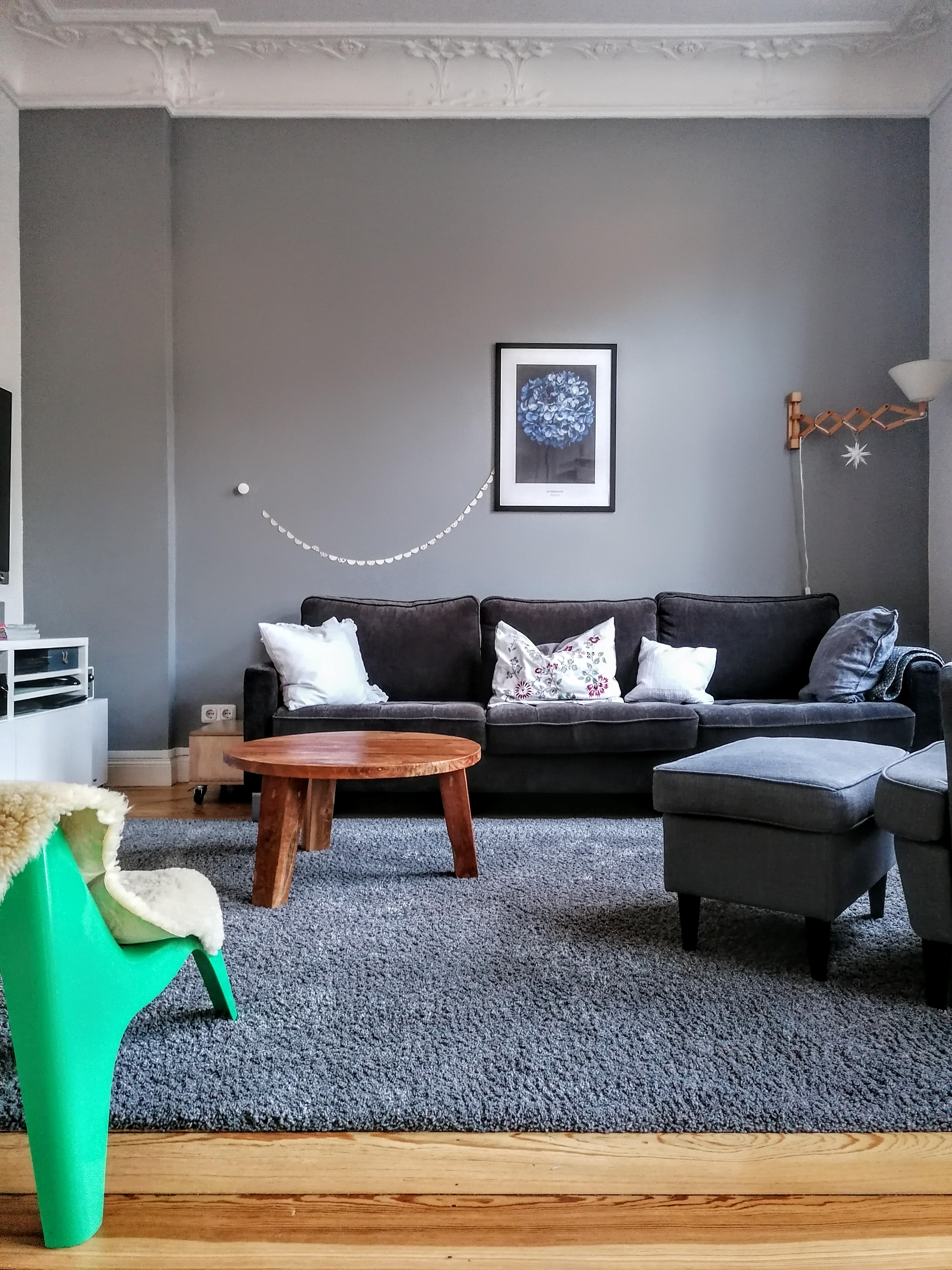 Cozy
#wohnzimmer #couch #girlande #altbau #altbauliebe #graueWand