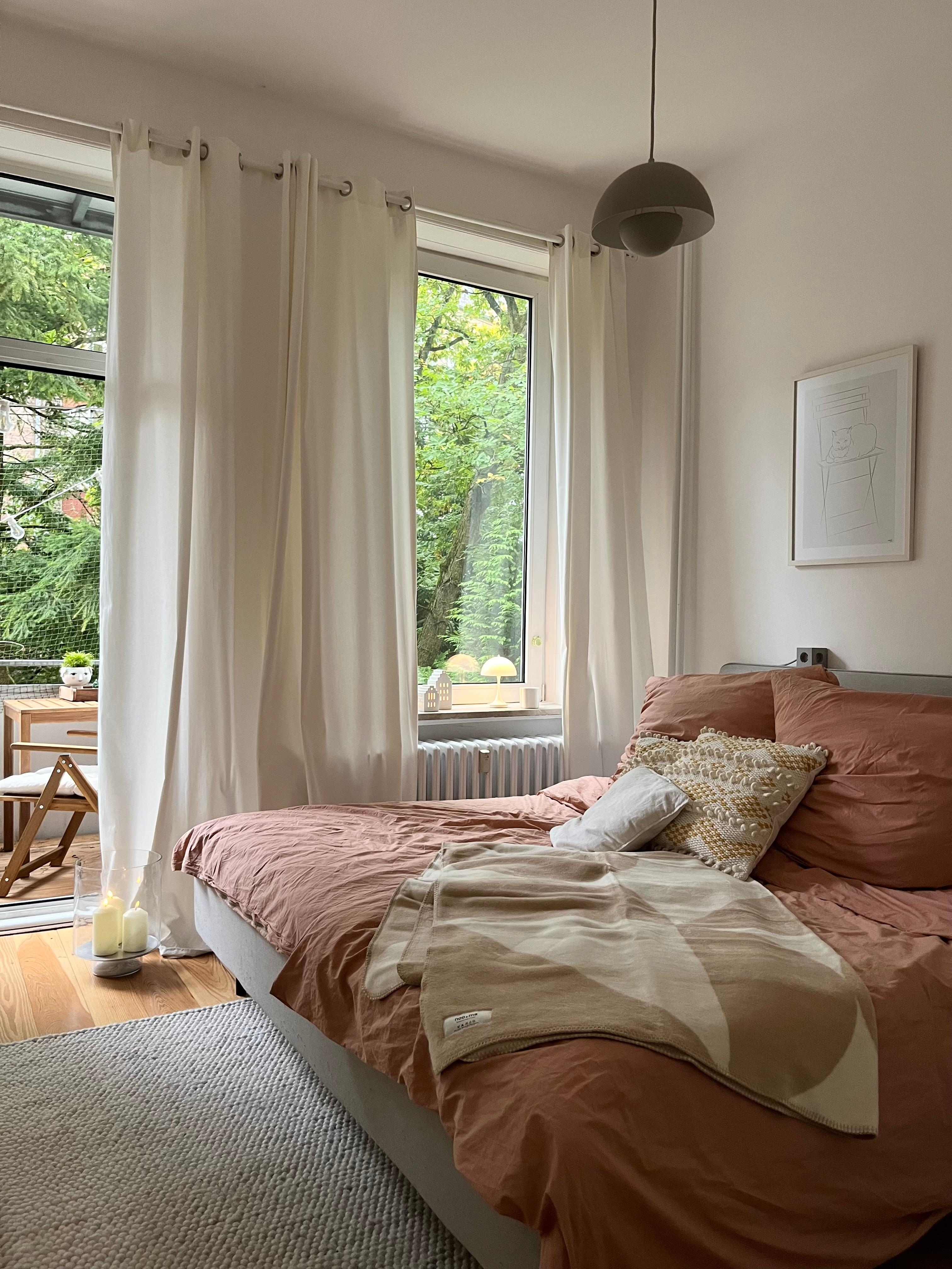 #cozybedroom #schlafzimmerinspo #altbauwohnung #hygge #skandinavischwohnen #dezenteherbstdeko