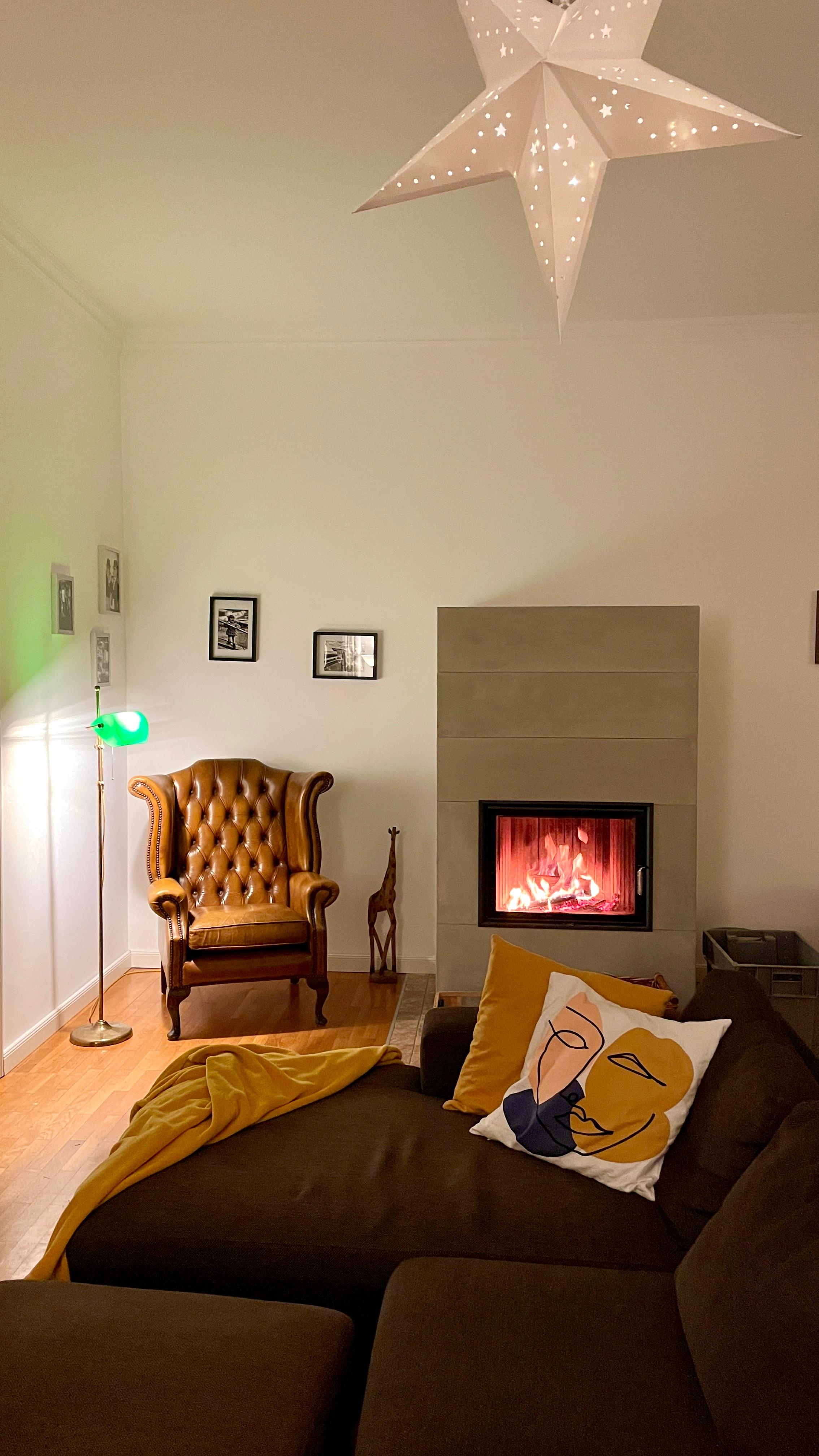 #cozyhome #wohnzimmer #kaminofen #couch #altersessel
