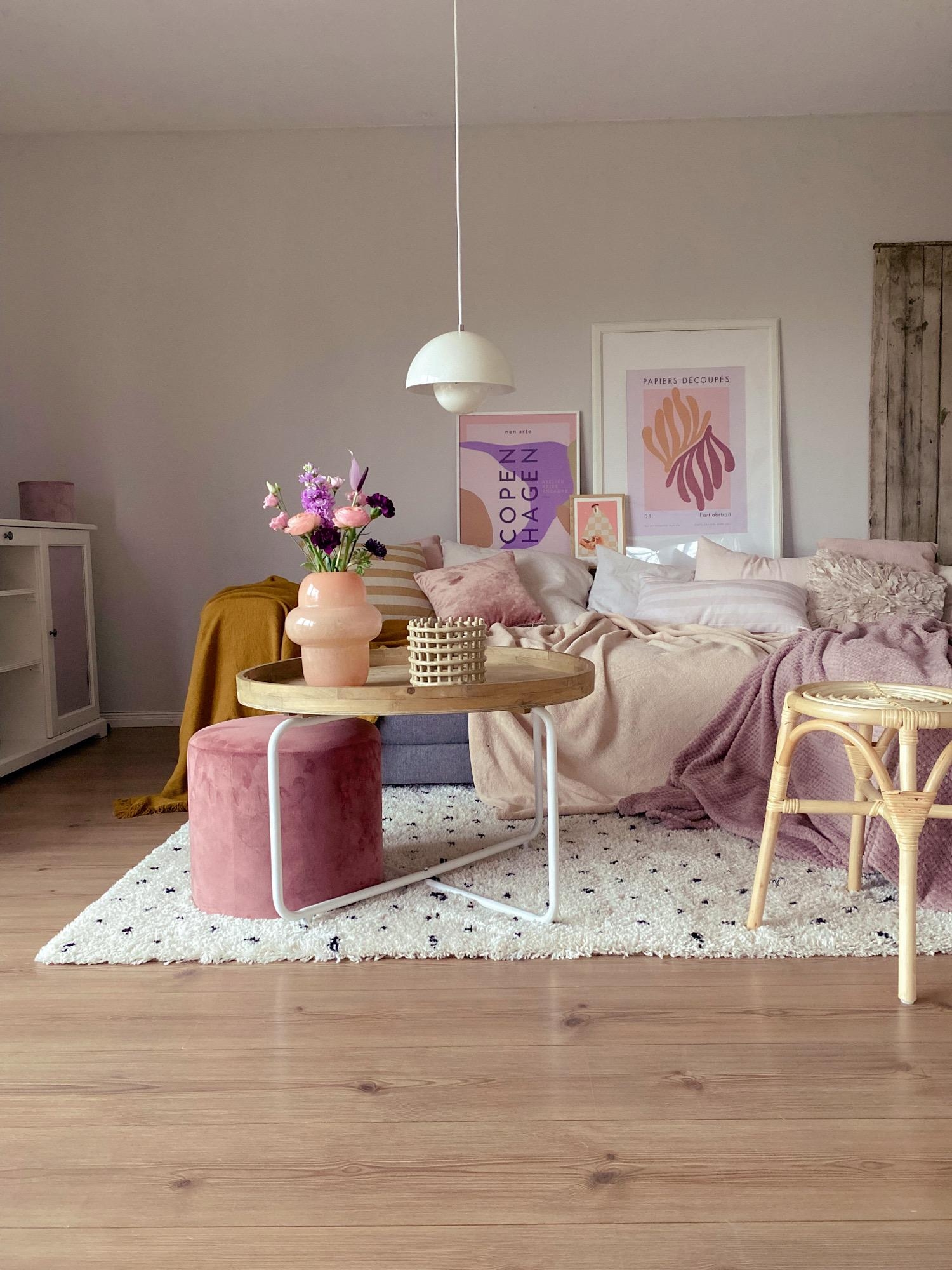 #cozylivingroom#freshflowers#colourful#couchstyle#wohnideen#pastellover#hygge