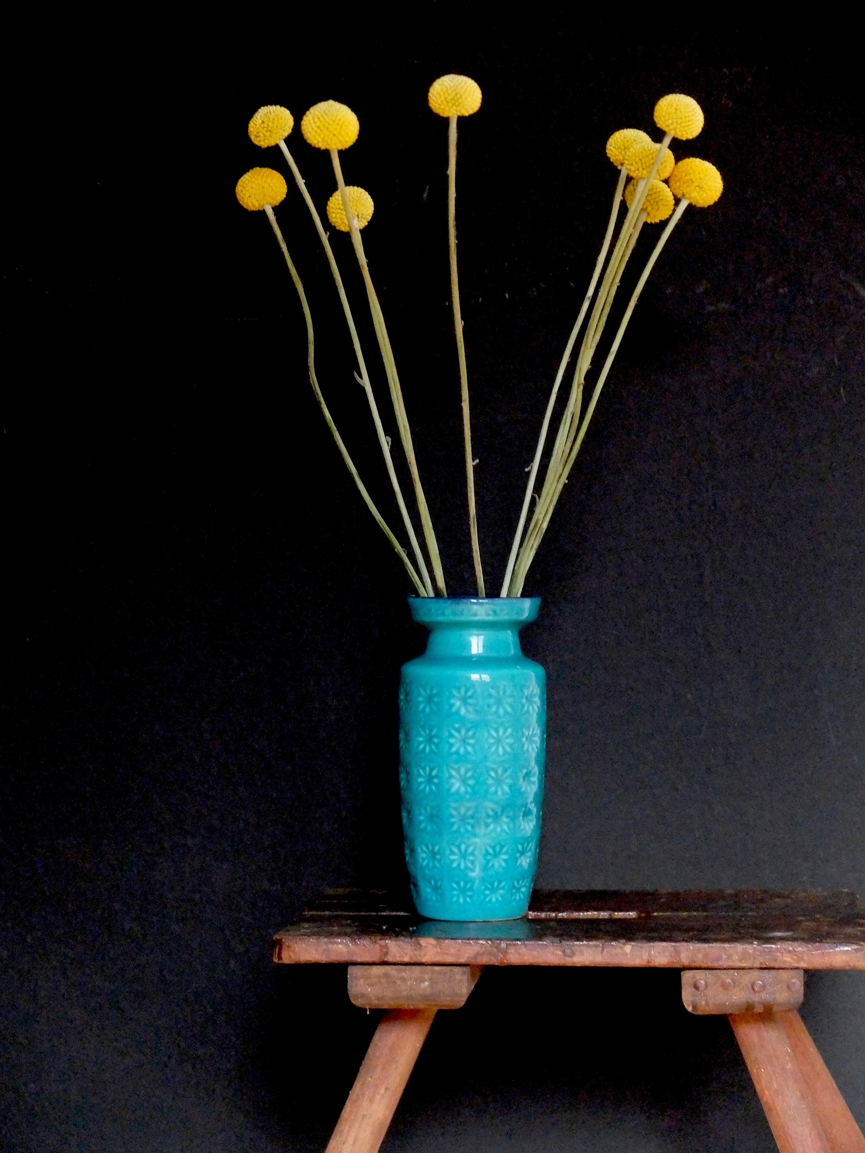#craspedia an schwarzer #wand in #türkis er #Vase #freshflowers zum #freshflowerfriday #livingchallenge