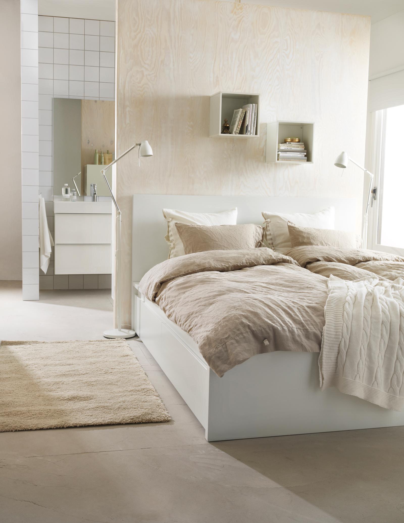 Crème-weiße Schlafzimmergestaltung #wandregal #pastellfarbe #ikea #cremefarben ©Inter IKEA Systems B.V.
