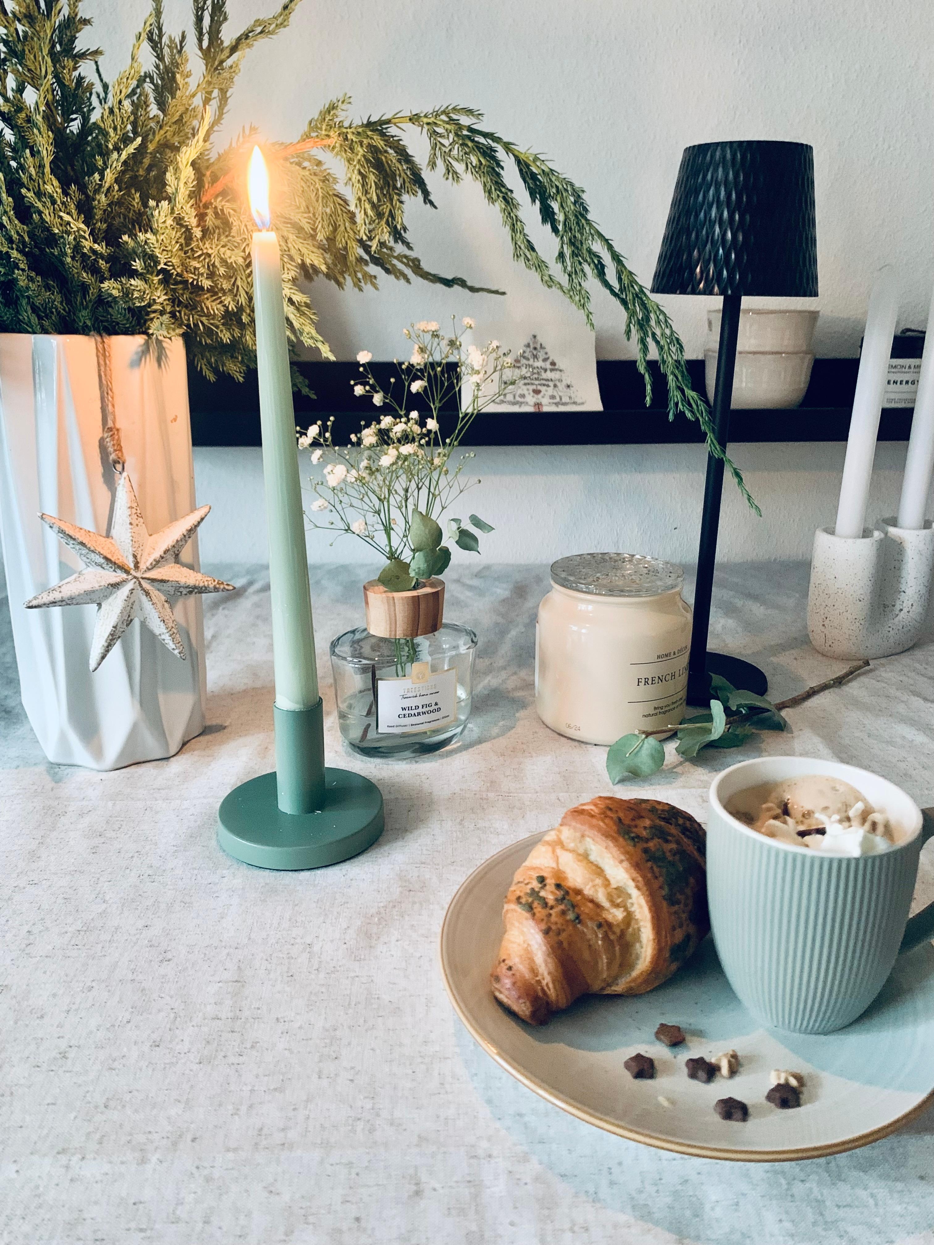 Croissant 🥐💚 und Cappuccino 

#esstisch #zweige #lampe #winter #cozy #kerze #porzellan #vase #wandborad #helleswohnen #tasse #stern #tischdecke #leine 