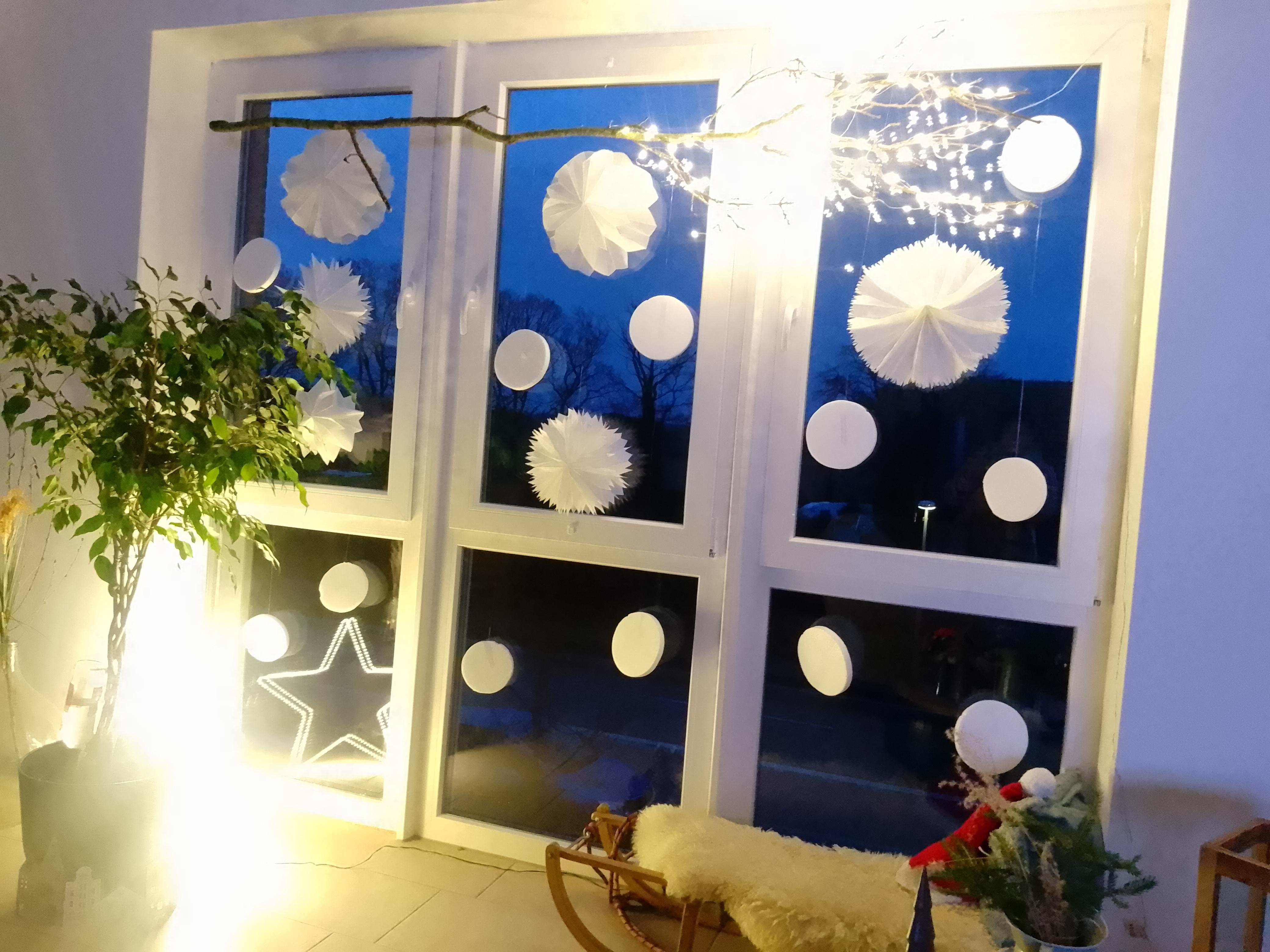 Da es ja nur regnet,bleibt der Schlitten halt drin. #fensterdeko #weihnachten #winter