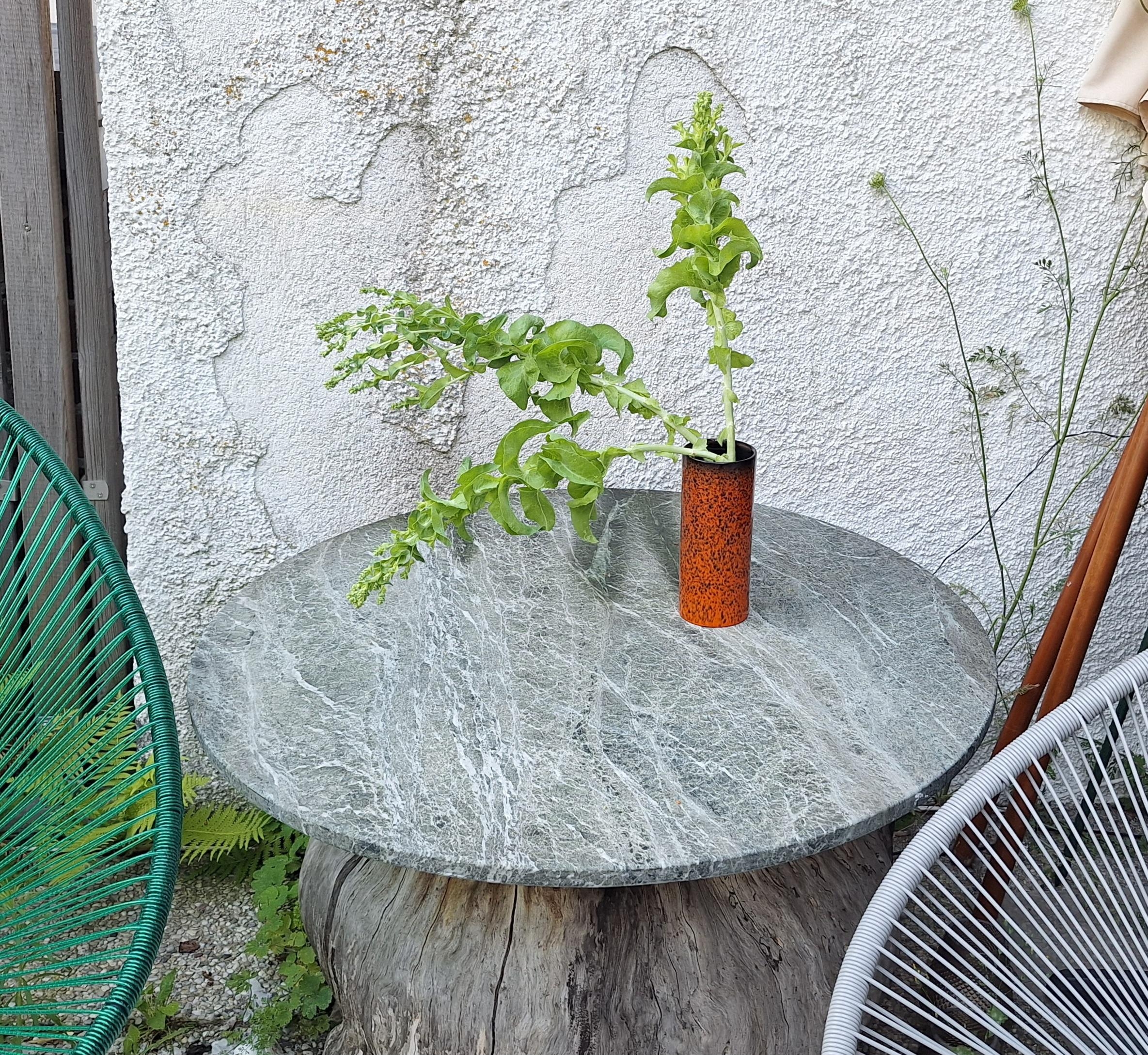 .Da haben wir den Salat • auf dem Tisch.
#Salat #Terasse #Tonvase #Marmorplatte #Baumstammtisch