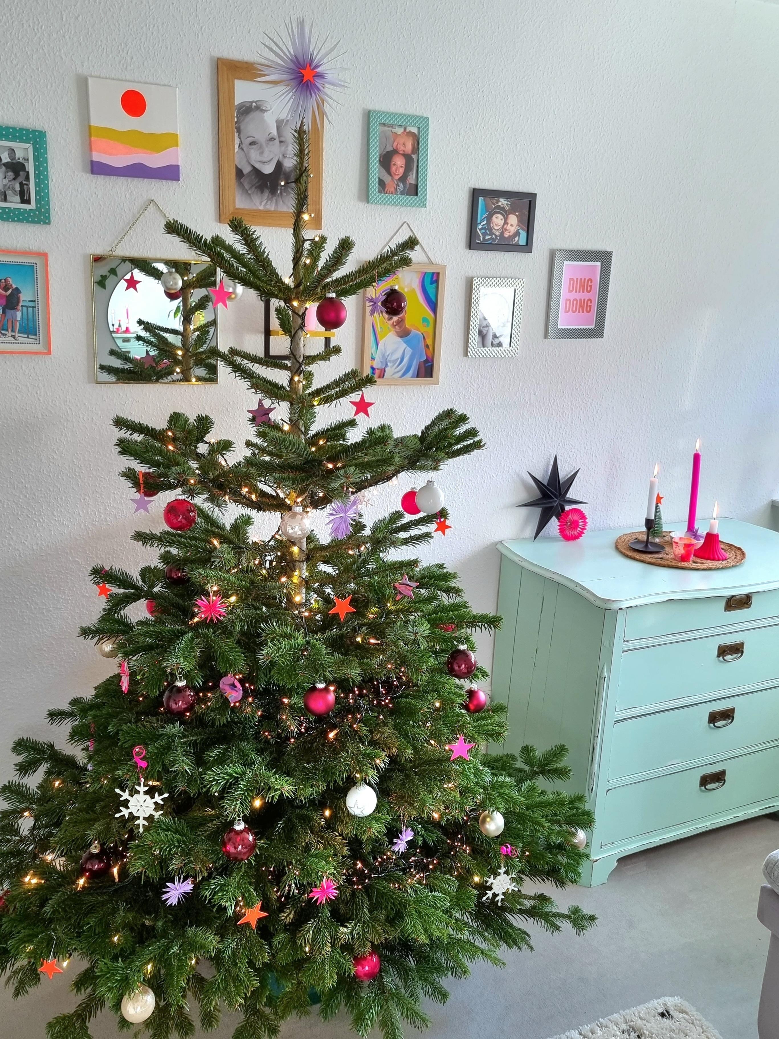 Da isser 🎄💫 #weihnachtsbaum #baumschmuck #xmas #diy #papierstern #wohnzimmer #vintage #colourfulchristmas #adventszeit