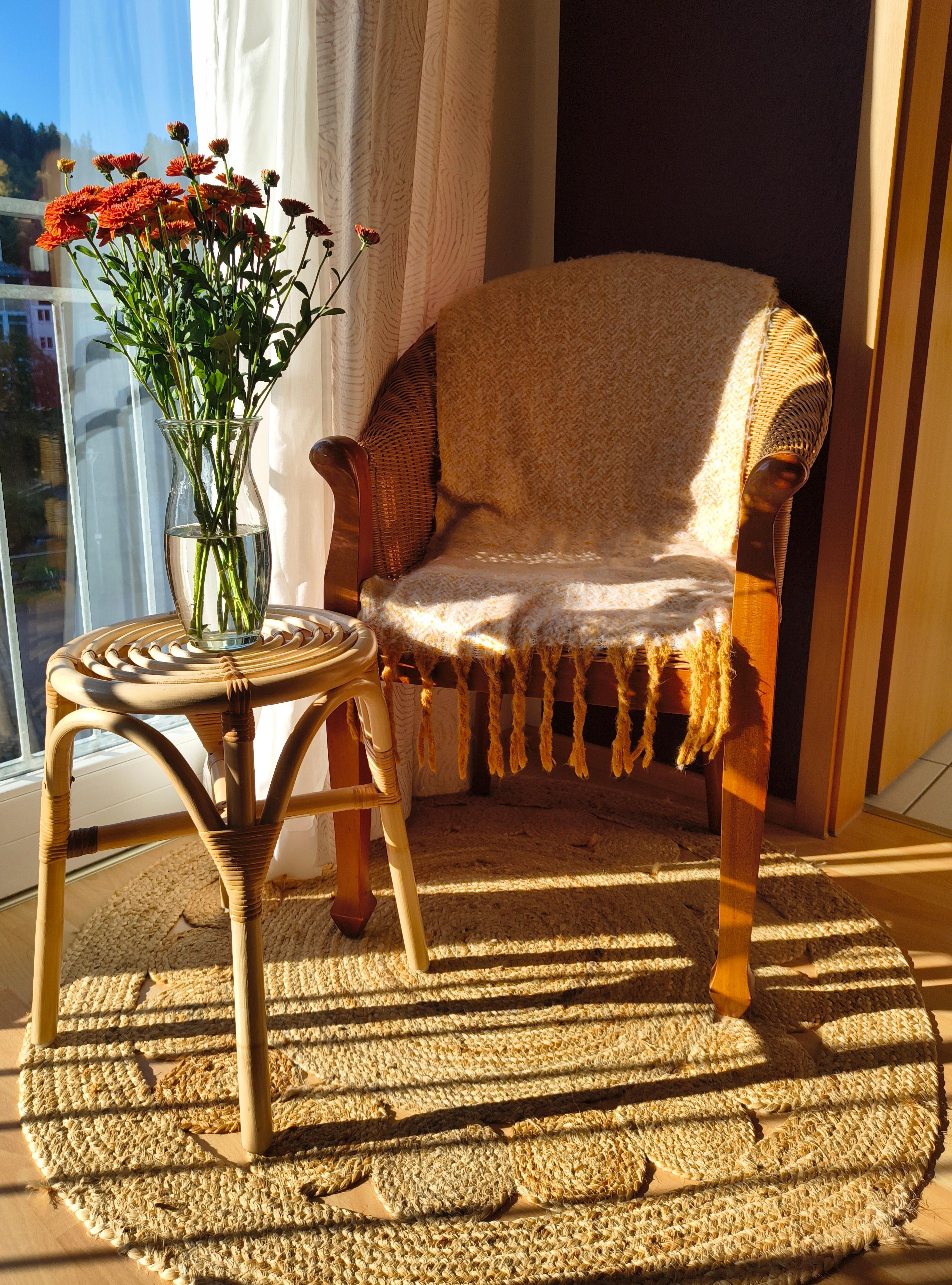 #dachgeschosswohnung #lieblingsecke #vintagesessel #rattansessel #holzhocker #juteteppich #frischeblumen