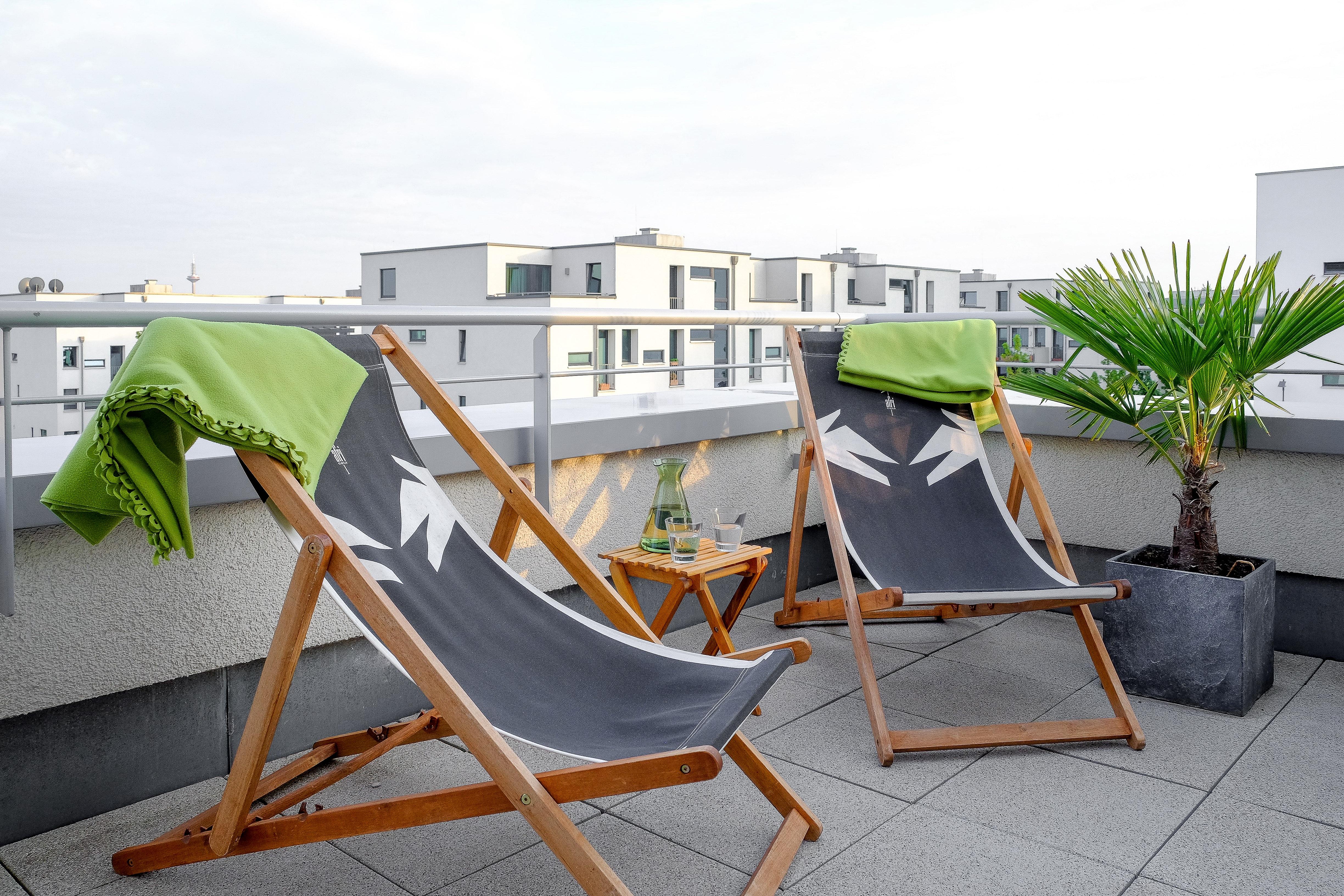 Dachterrasse mit Afri Cola-Liegestühlen #dachterrasse ©EXTRVIEL office & home design