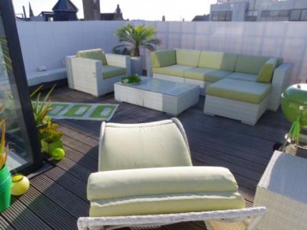 Dachterrasse mit DIY Zaun, ansonsten wetterfeste weisse Polyrattanmöbel, alles abgestimmt mit frischem grün. #homestory