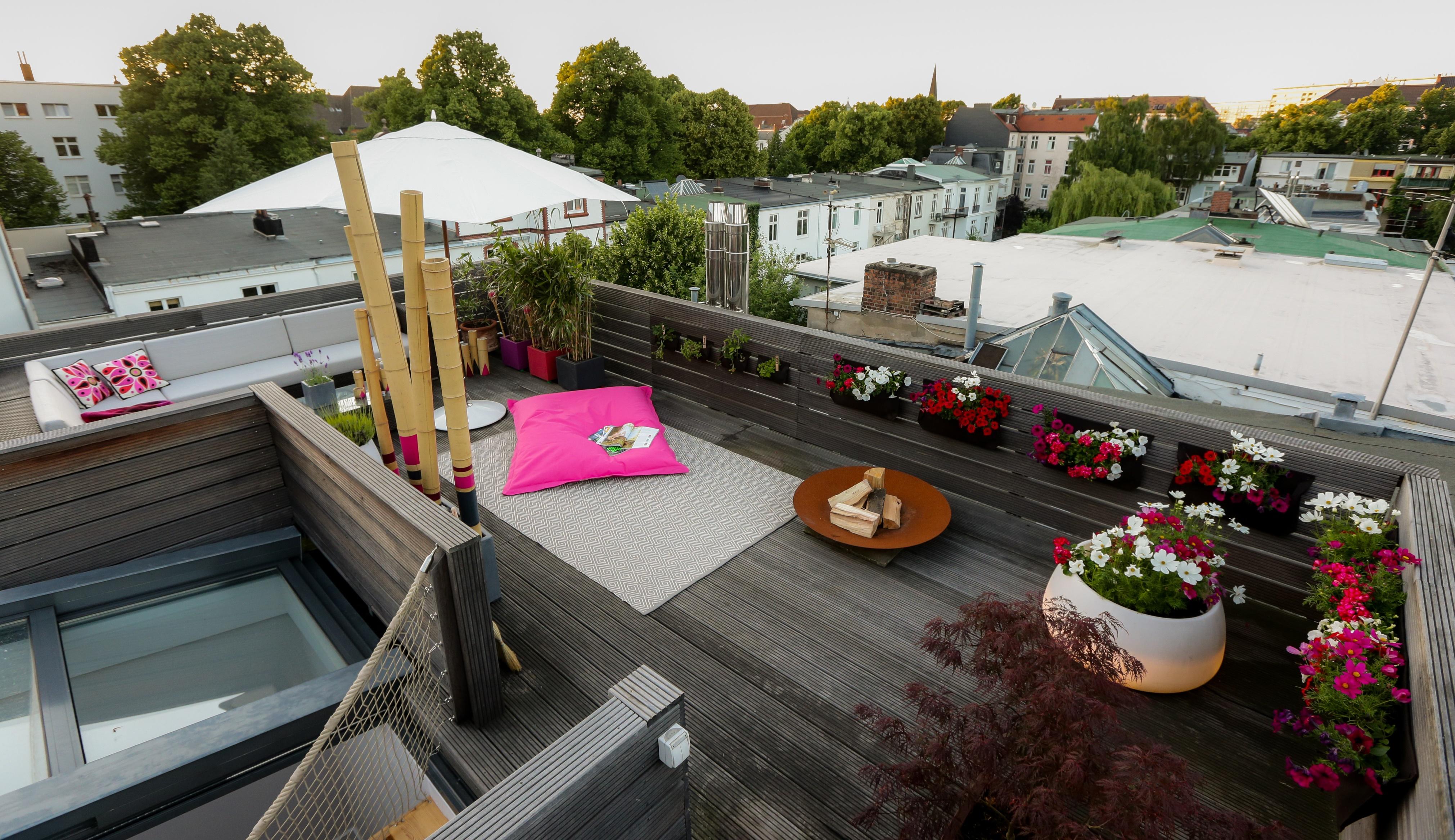 Dachterrassen Gestaltung #beistelltisch #terrasse #teppich #kissen ©Die Balkongestalter / Ulrich Perrey