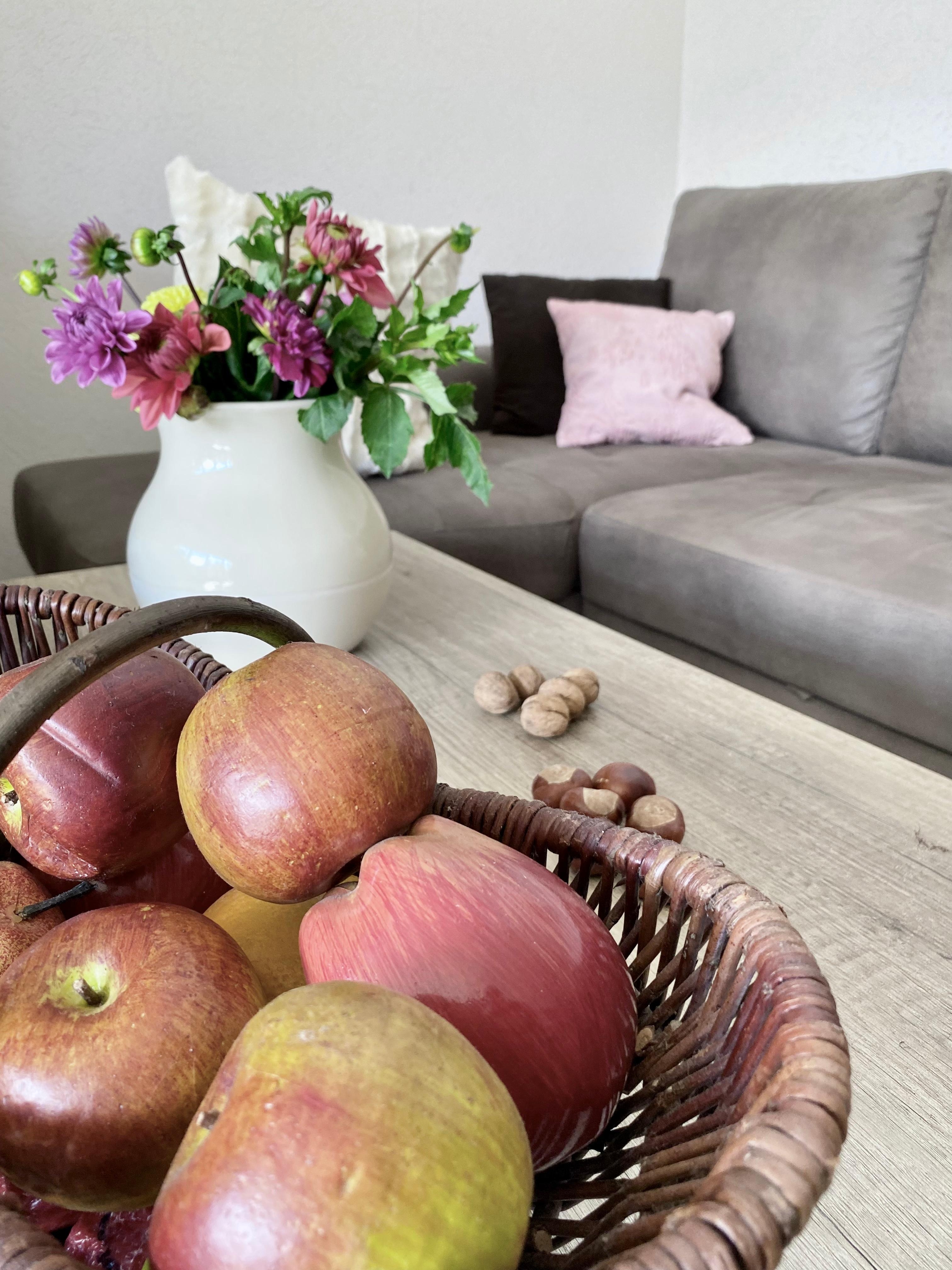Dahlien, Astern, Äpfel, Nüsse und Kastanien für die beginnende kältere Jahreszeit
#Herbst