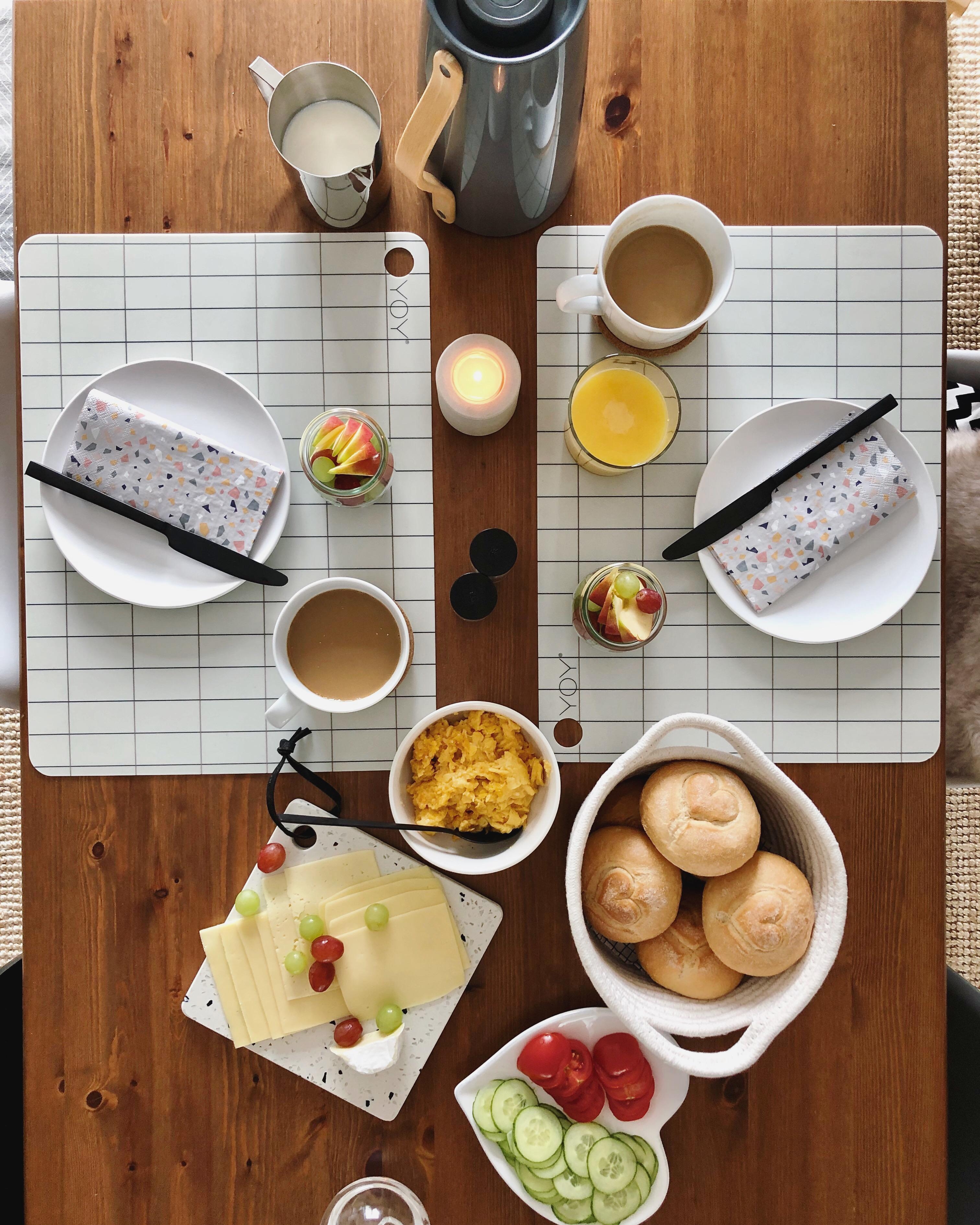 Dank dem #Feiertag gab es heute ein spätes #Frühstück ganz in #Ruhe 💛
#brunch #tischdeko #dekoideen #breakfast #flatlay
