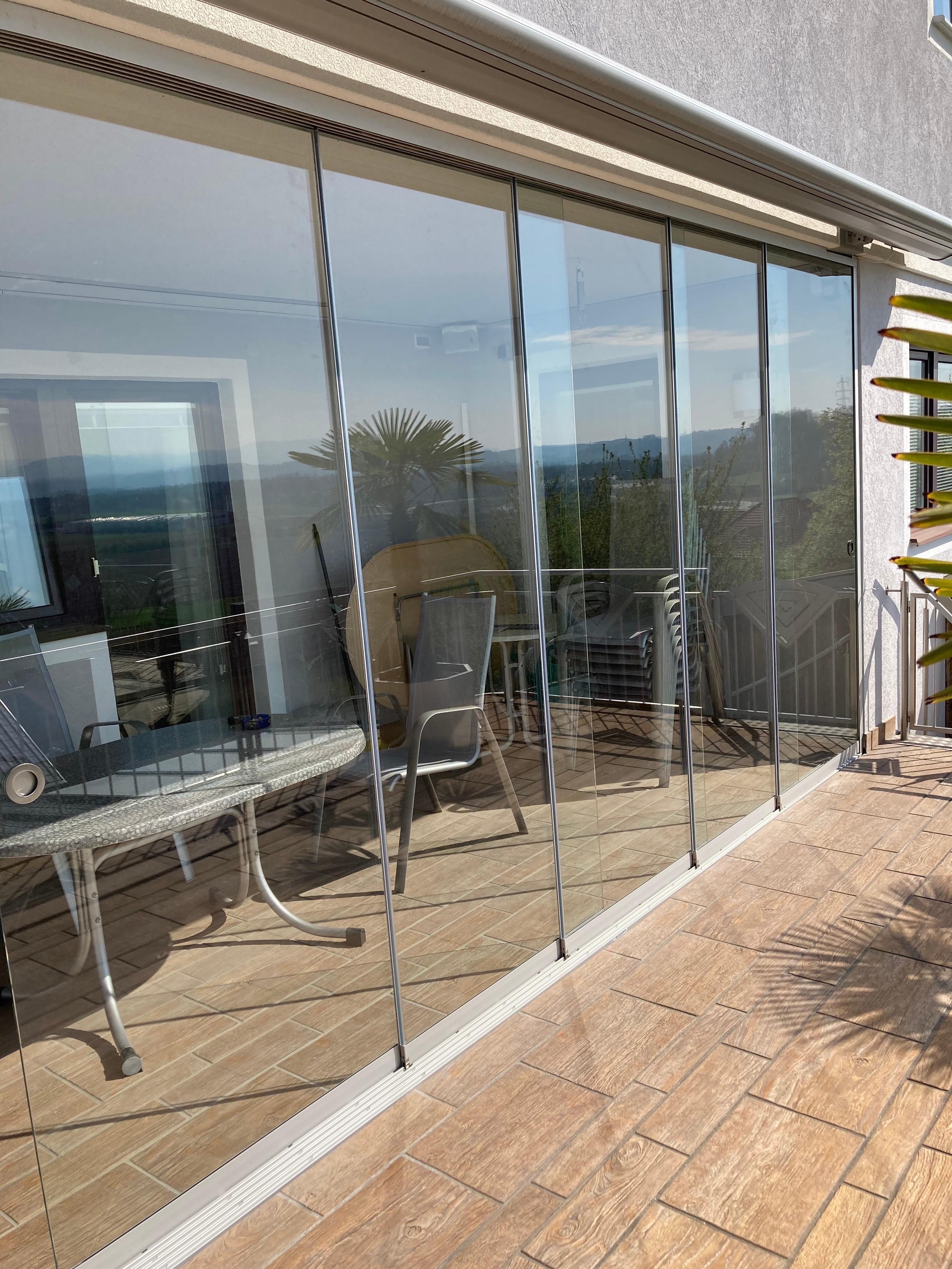 Dank der Terrassenverglasung zum Schieben bleibt es in der Übergangszeit schön warm und die Möbel sind perfekt geschützt