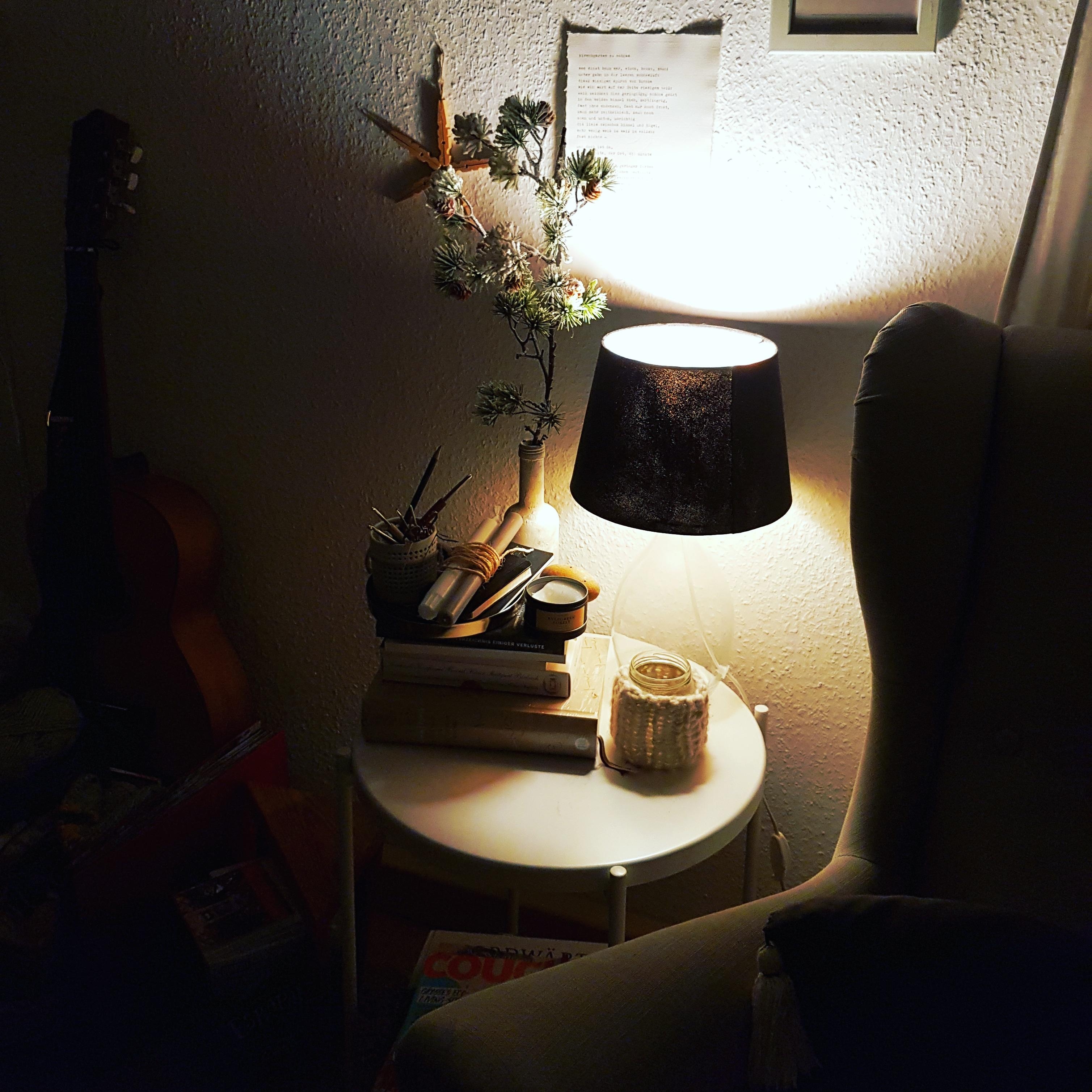 Dark night, cozy night- gerade richtig für coronamüde Augen... ☆
#wohnzimmer #sessel #nähecke #winterdeko #advent 
