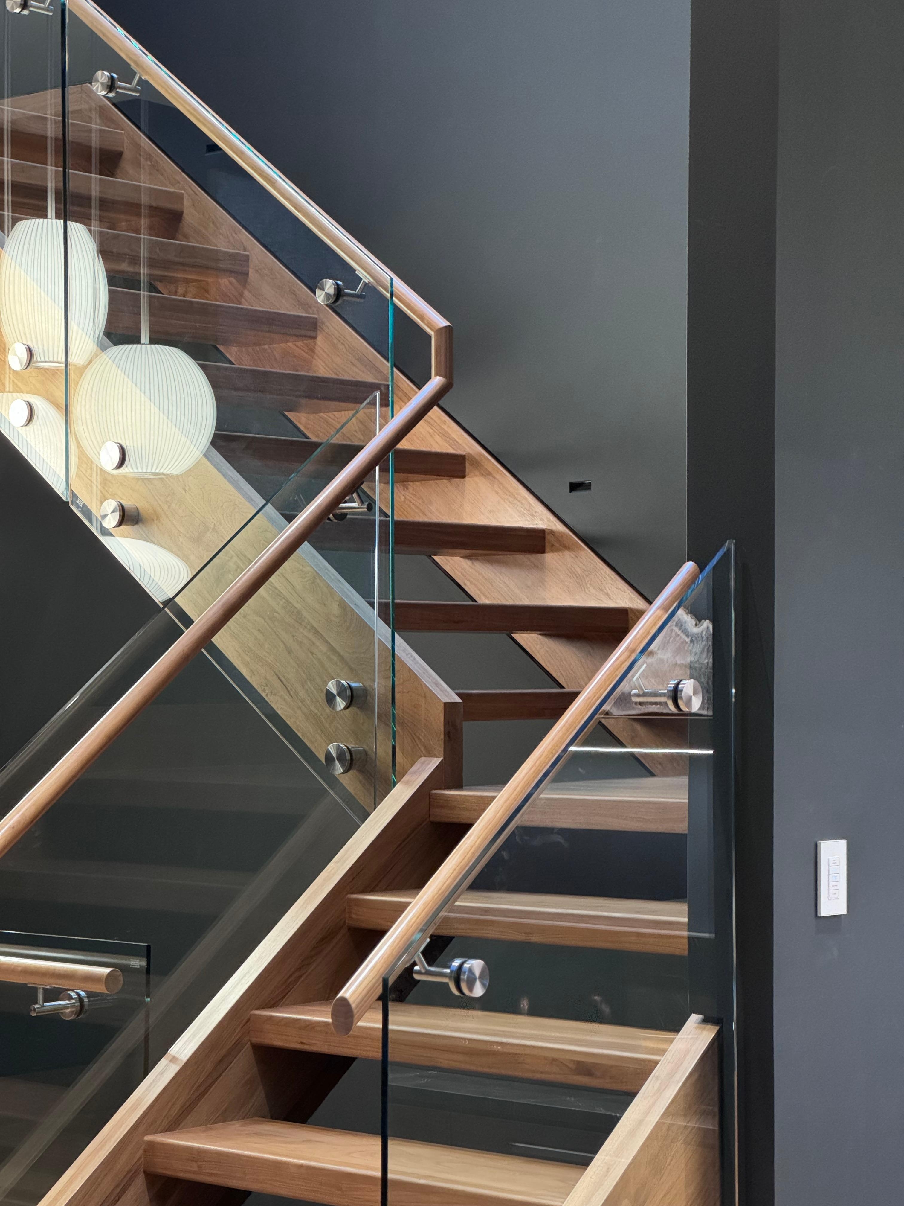 Dark walls. Moody interiors. #darkwall #moodyinterior #colordrenching #stairs