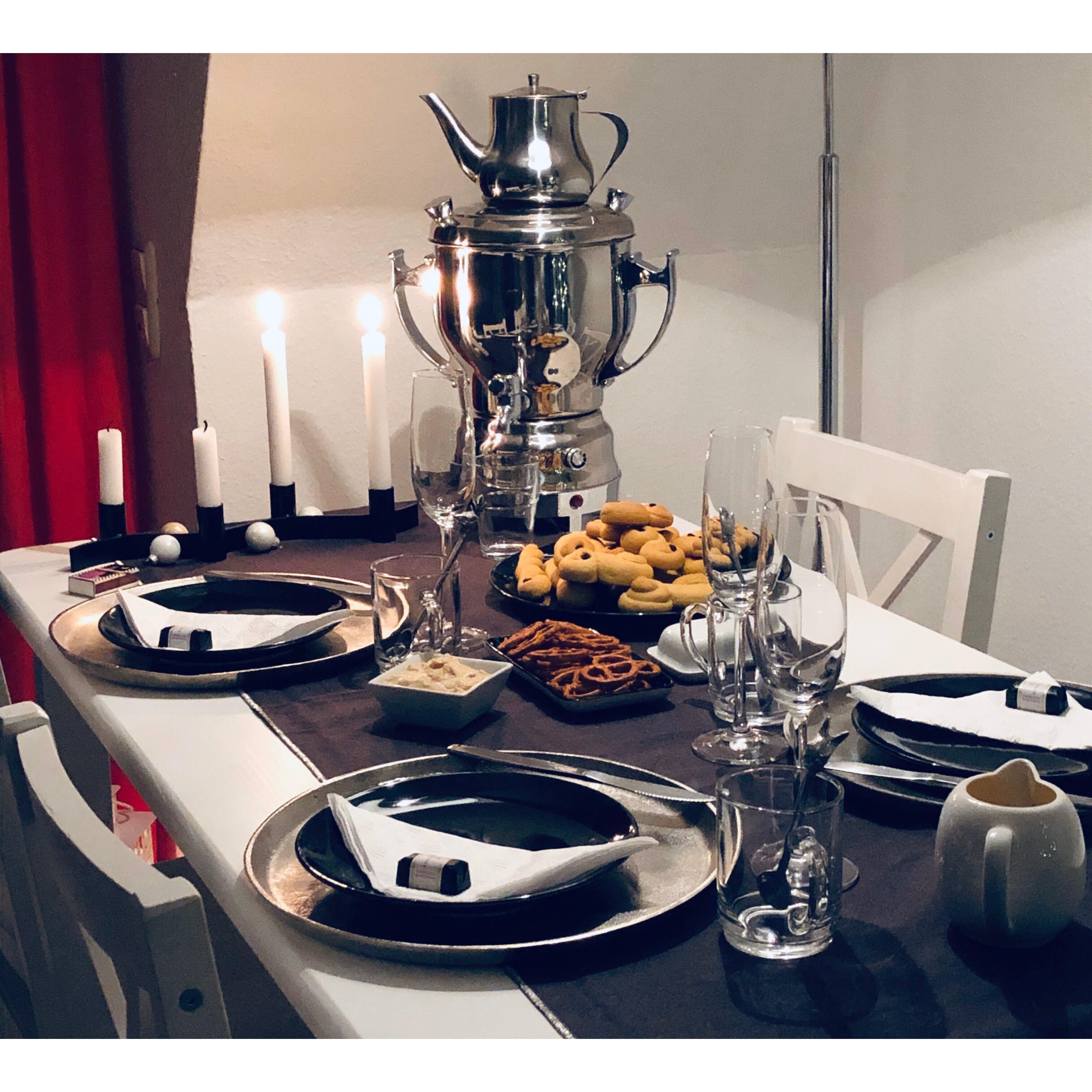 Das auf dem Teller sind schwedische Lyssekatter. Ich freue mich schon wieder auf die gemeinsamen Abende im Advent! 🥰