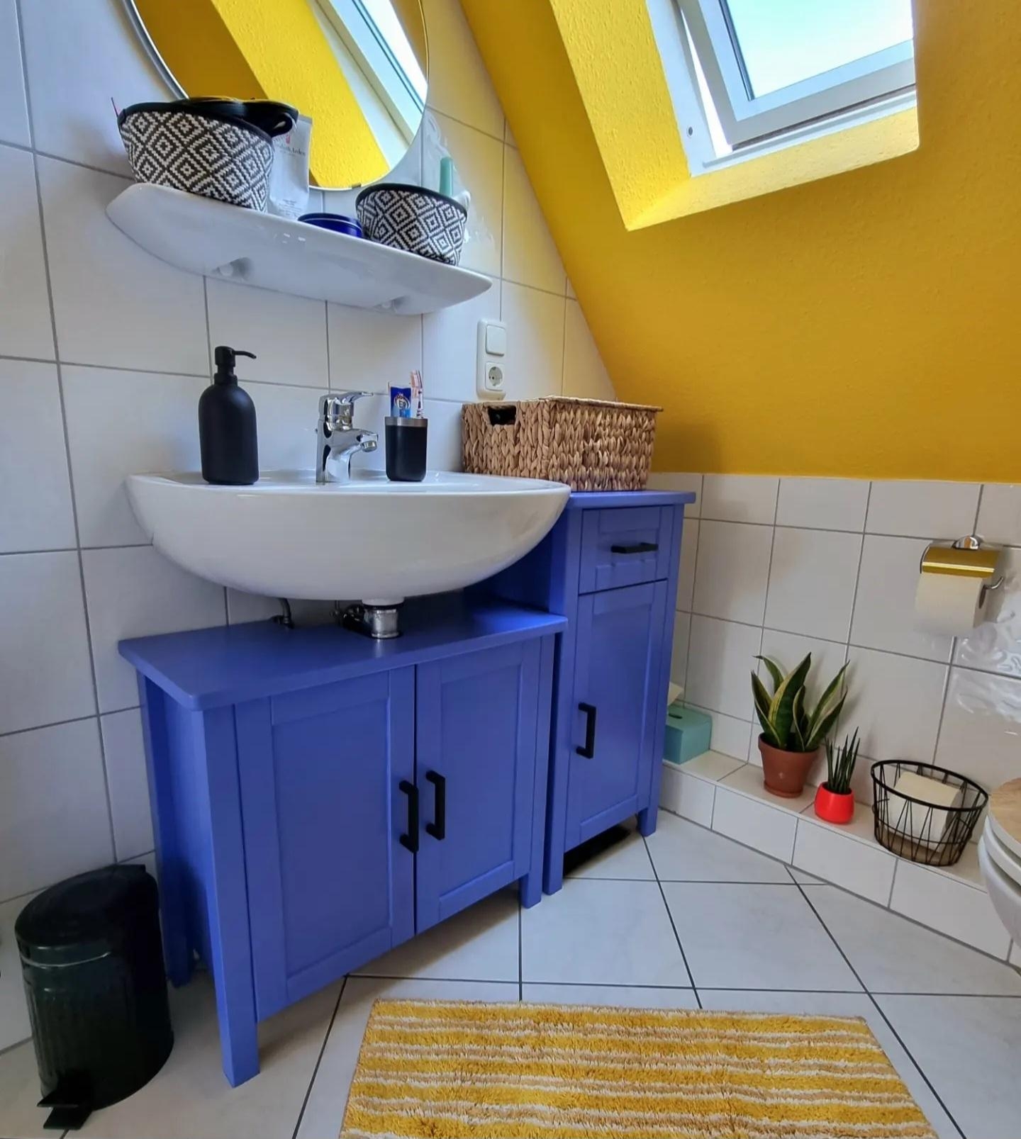 Das #badezimmer #makeover ist fertig 👌 #badmöbel lackiert und neue #wandfarbe #diy #interior #homestyling #liebs 💙💛