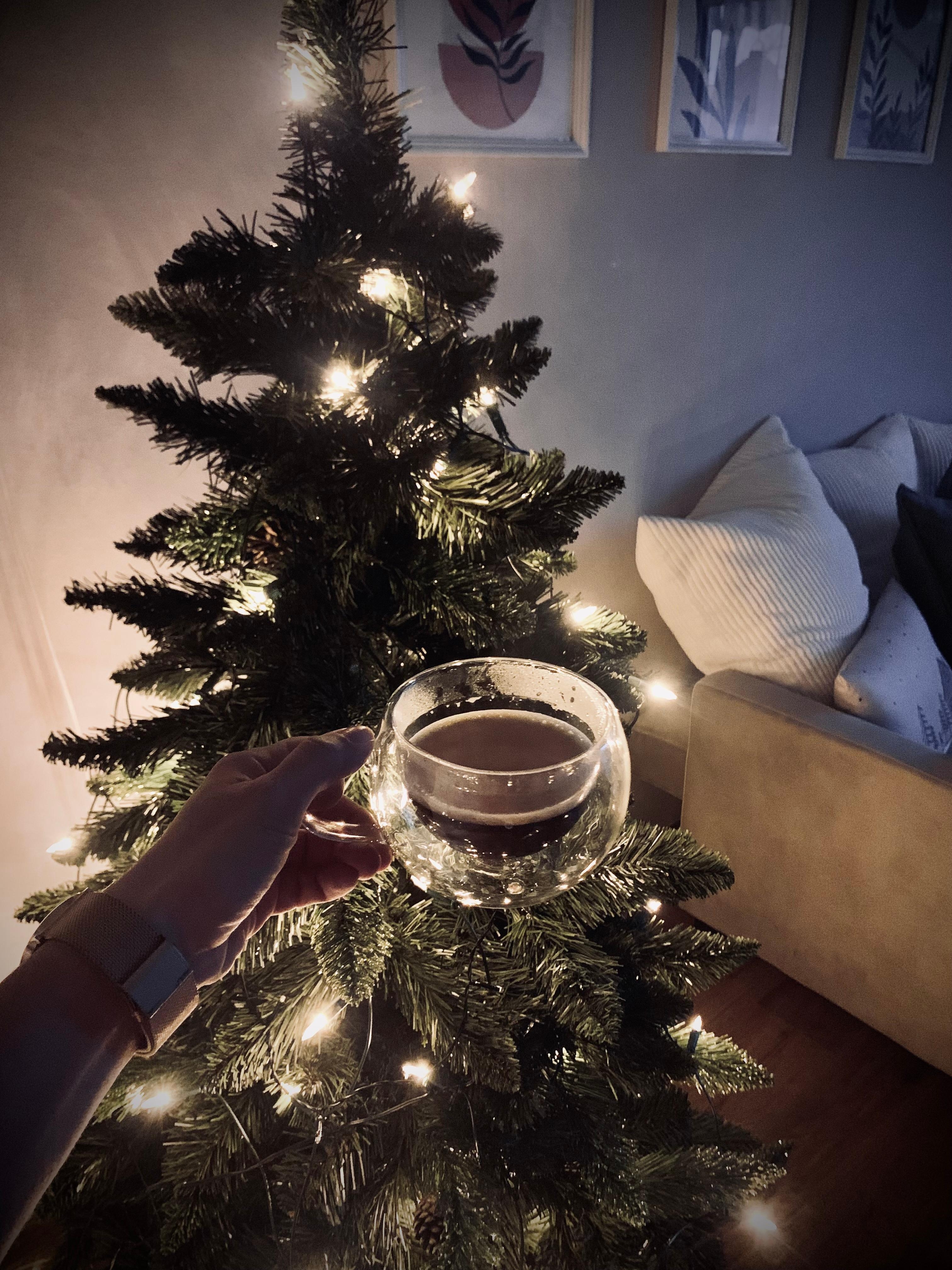 Das Bäumchen steht an seinem Platz 🌲

#advent #couch #licht #tanne #xmas #winter #kissen #glas #cafe 