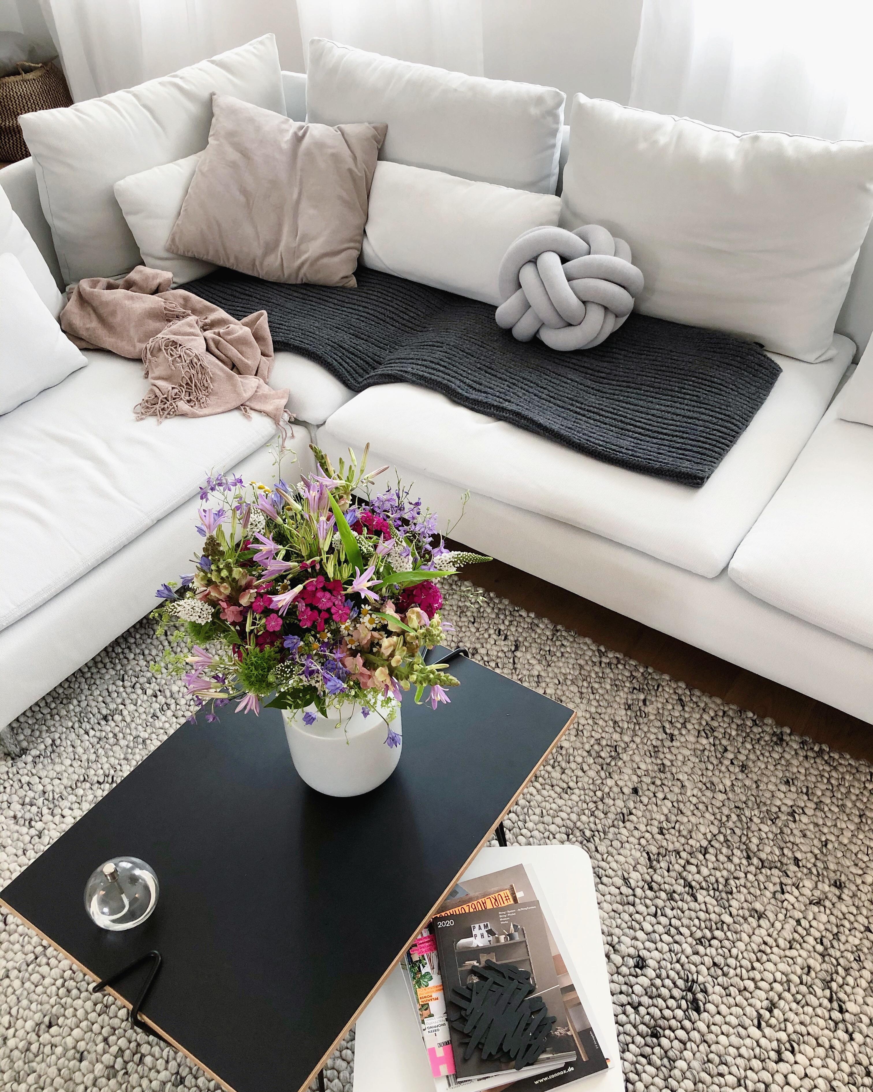 Das Beste am Tag gestern 🤪😌
#couch #couchstyle #wohnzimmer #livingroom #sofa #kissen #freshflowers #flowers