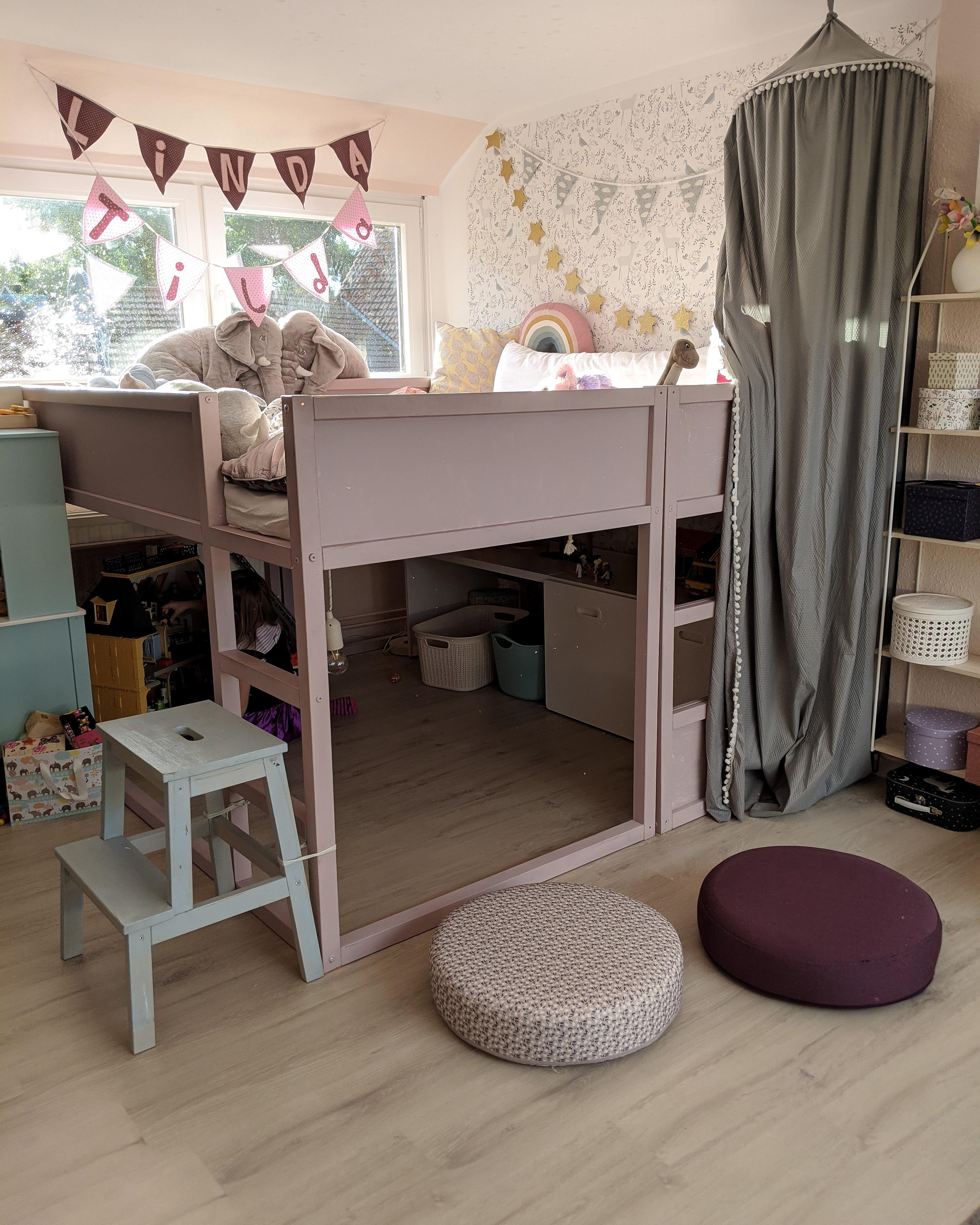 Super praktische idee für ein kleines Kinderzimmer. Spielzeug unterm Bett  aufbewahren. Foto veröffentlicht von GrossstadtKind auf