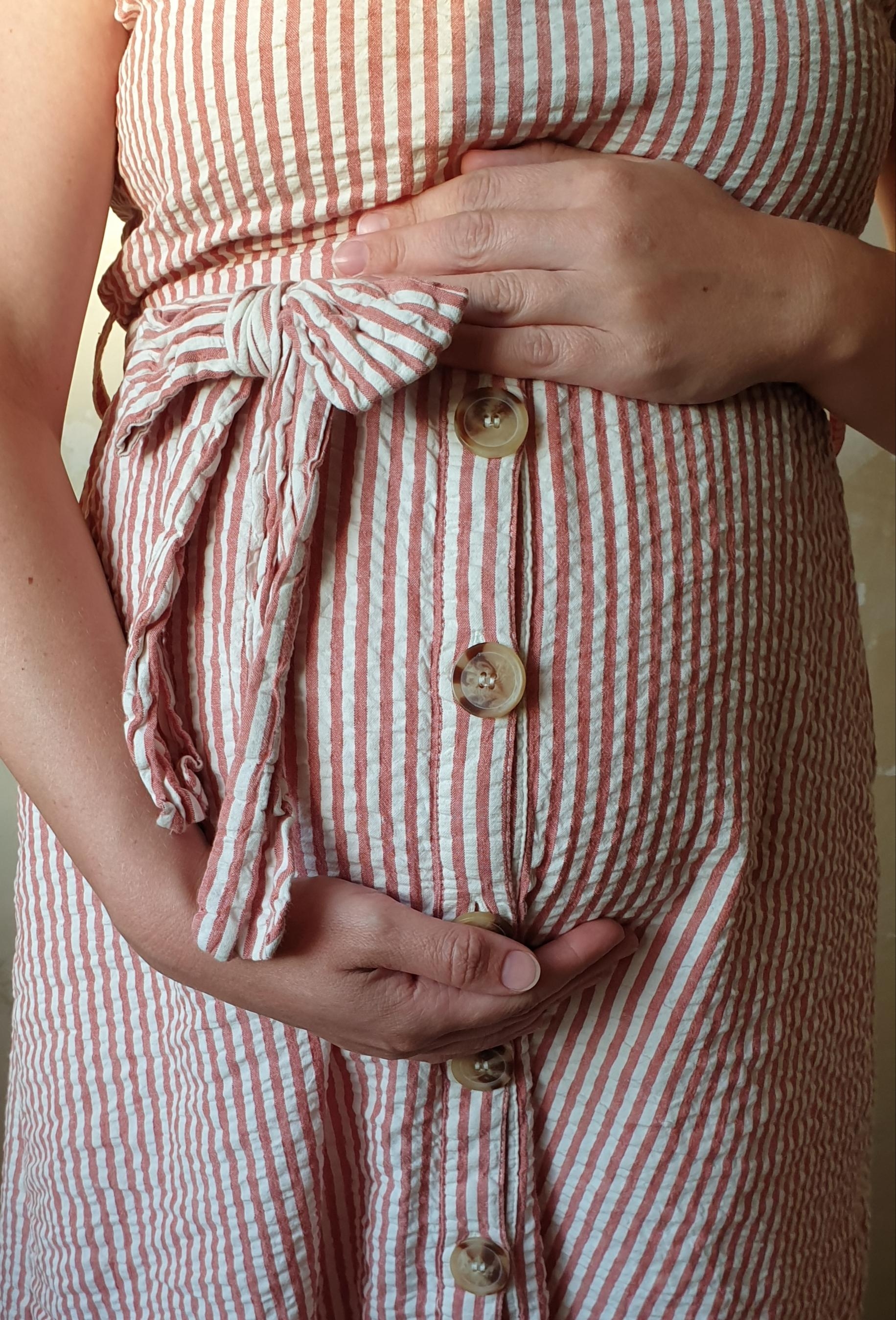 Das Beste mit Babybauch im Sommer-> ein Kleid #sommer #sommerkleid #sommeroutfit #ootd #fashion #pregnant #mommytobe #dr