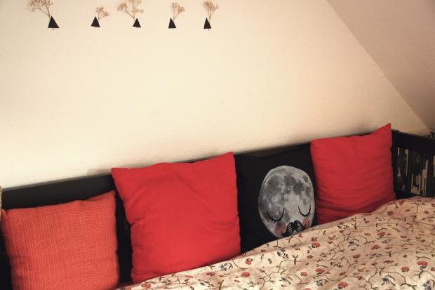 Das Bett mit dem Mond-Kissen. Das war ursprünglich mal ein Beutel und wurde zum Kissen "umfunktioniert". #homestory